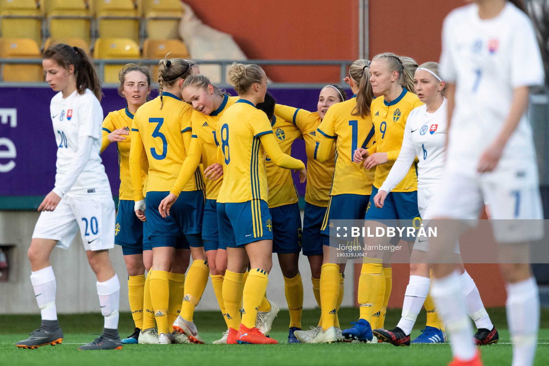 Sveriges Evelina Duljan (skymd i bild) kramas om av