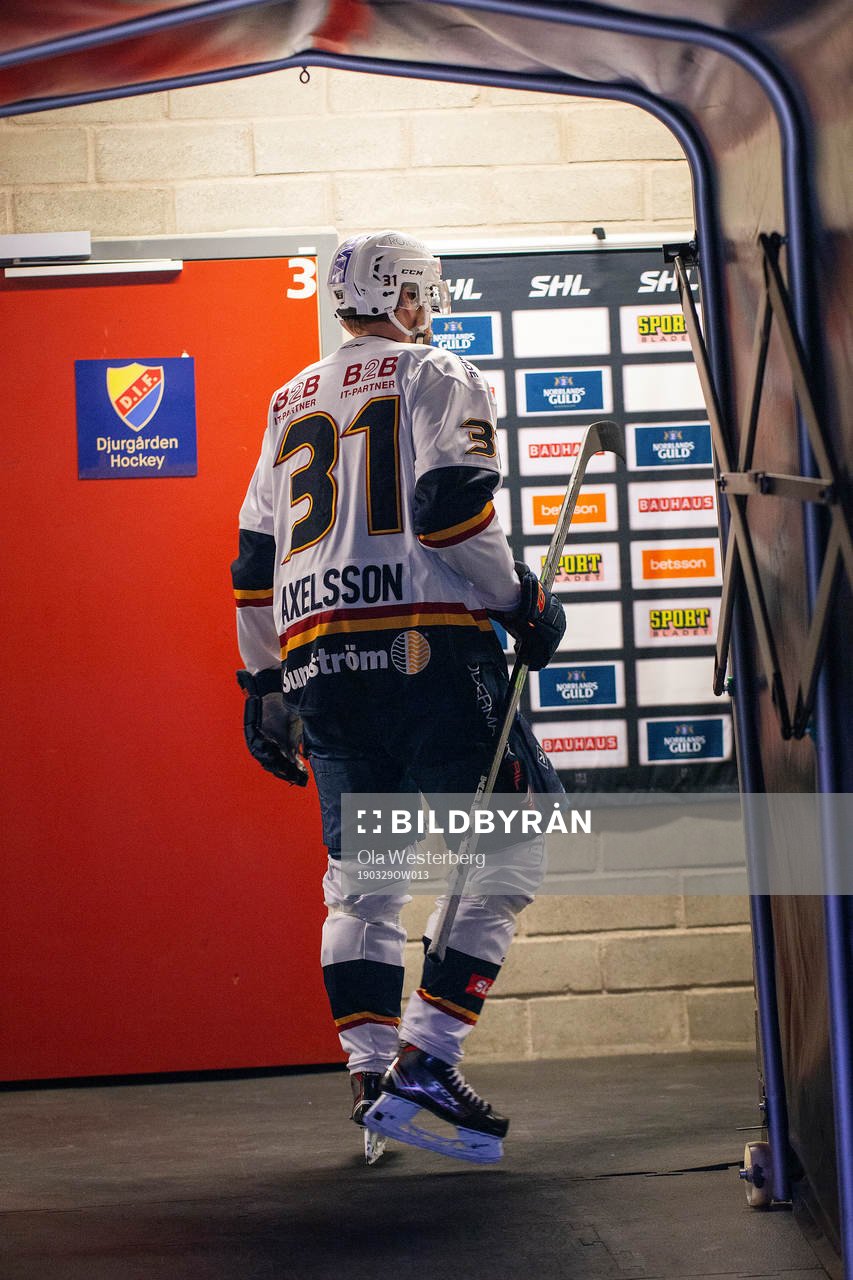 Djurgårdens Dick Axelsson lämnar isen skadad