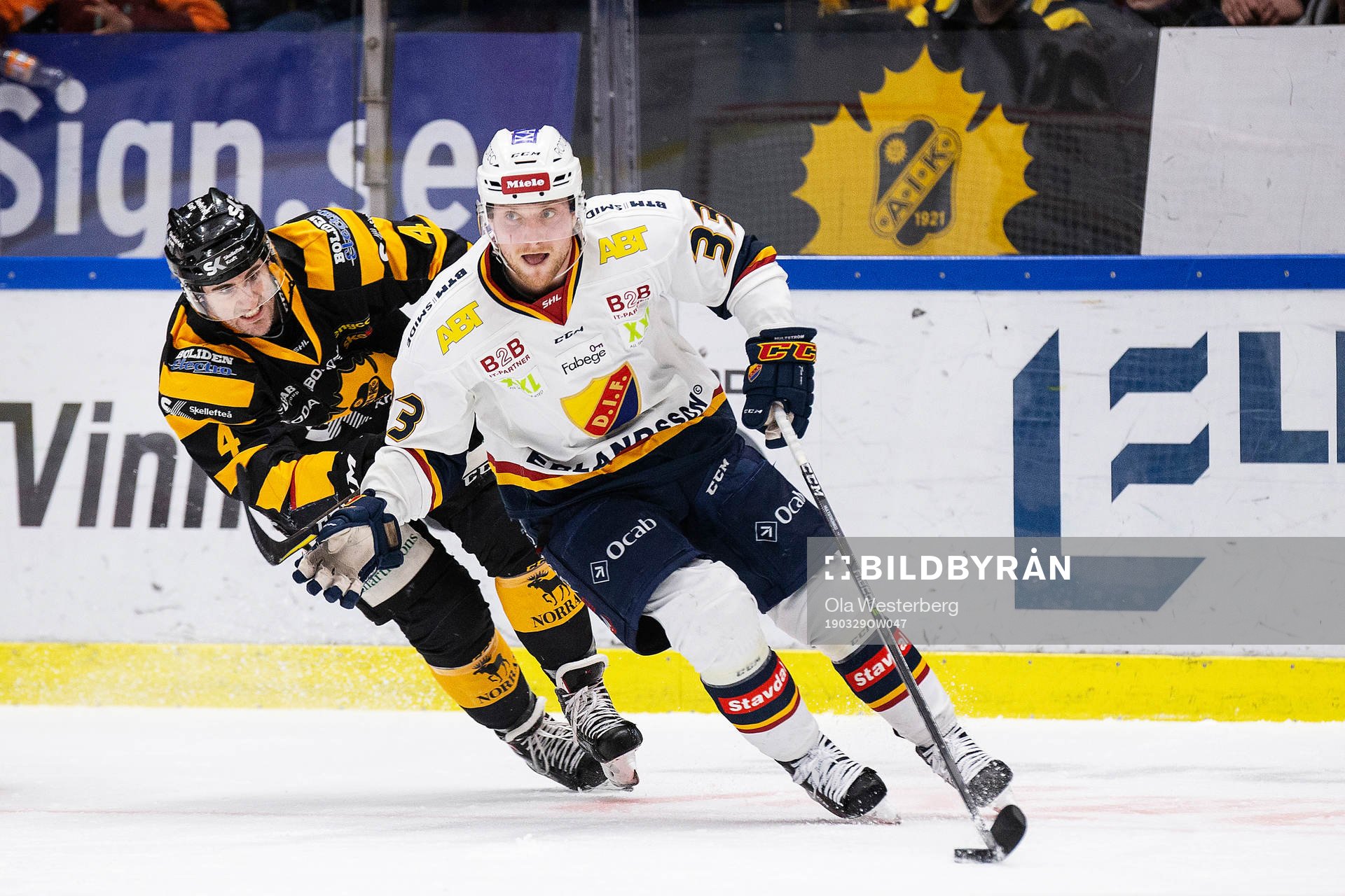 Djurgårdens Linus Hultström och Skellefteås Bud Holloway
