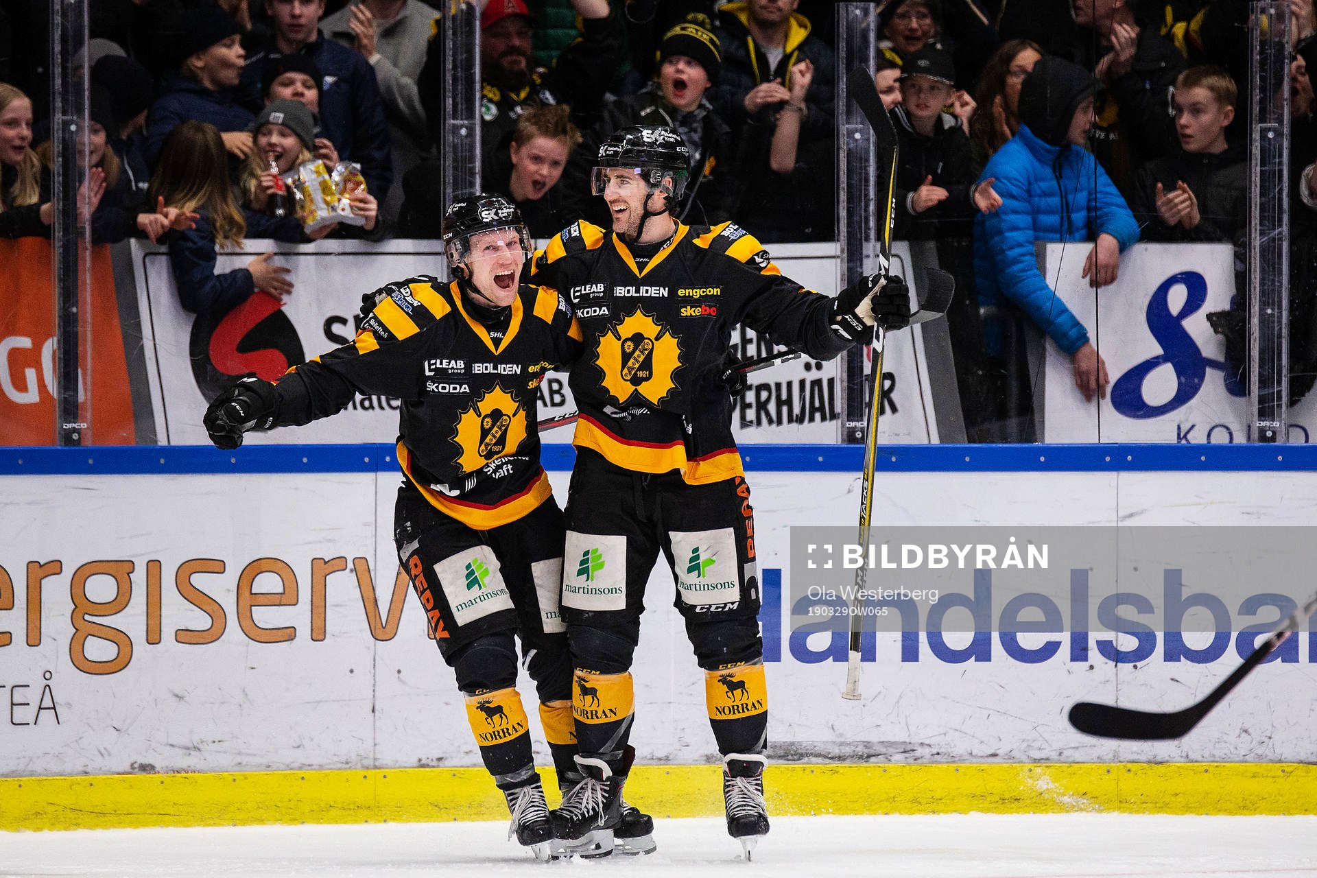 Skellefteås Mathis Olimb och Bud Holloway jublar