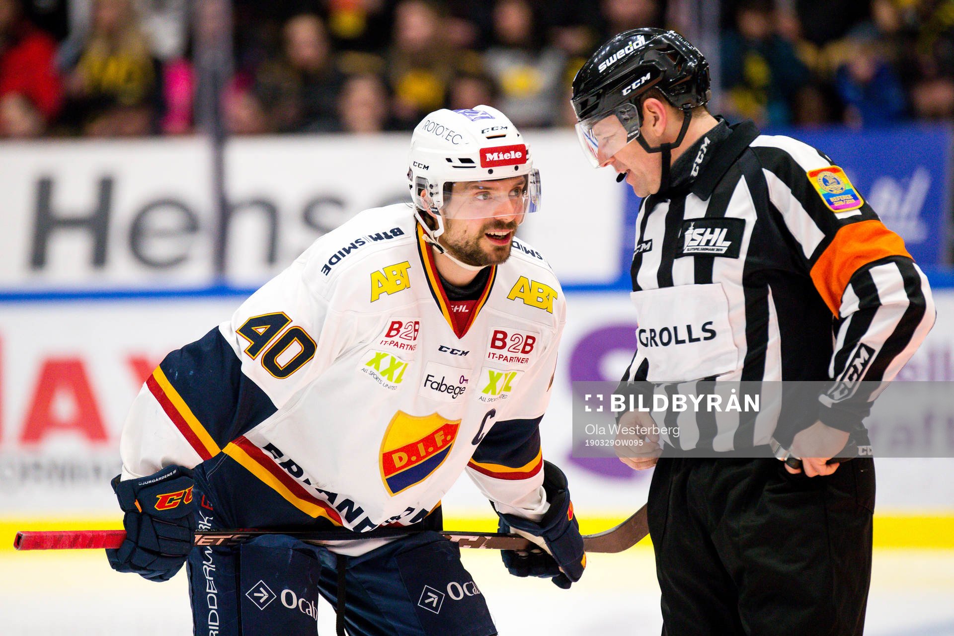 Djurgårdens Jacob Josefson pratar med domare Wolmer Edqvist