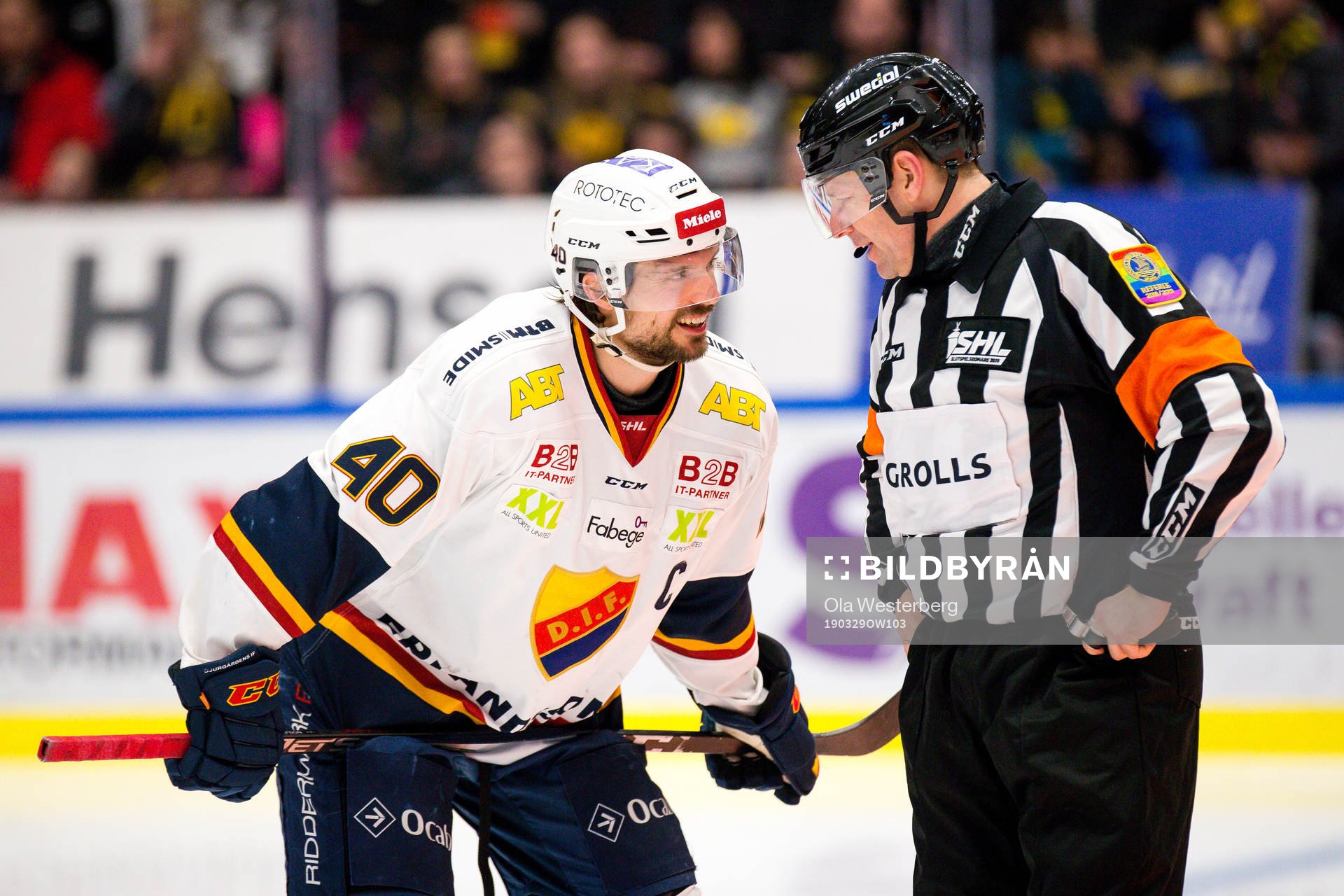 Djurgårdens Jacob Josefson pratar med domare Wolmer Edqvist