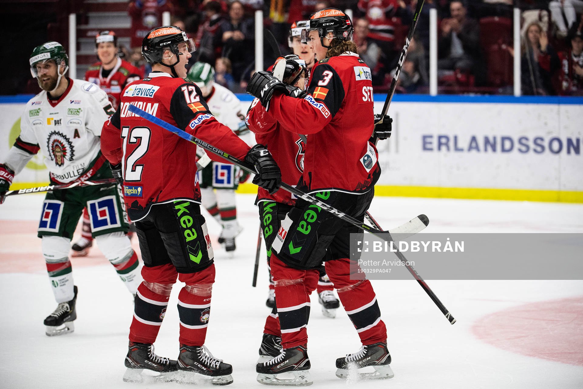 Malmö Redhawks Linus Cronholm och Malte Setkov jublar