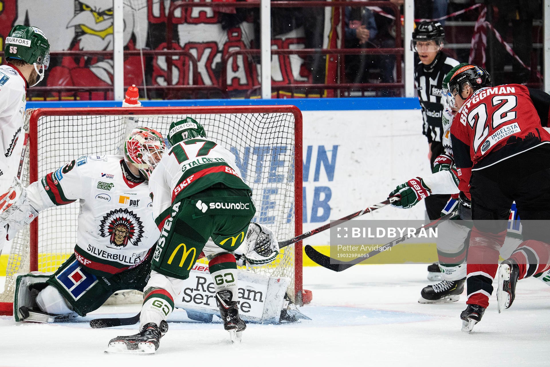 Frölundas målvakt Johan Mattsson räddar skott från