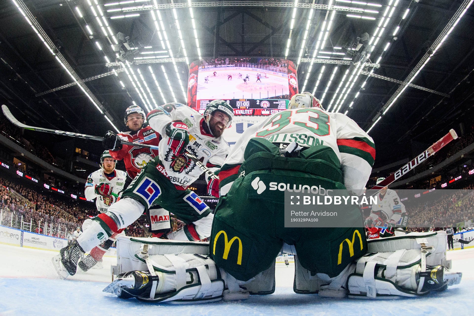 Malmö Redhawks Johan Olofsson oroar framför Frölundas
