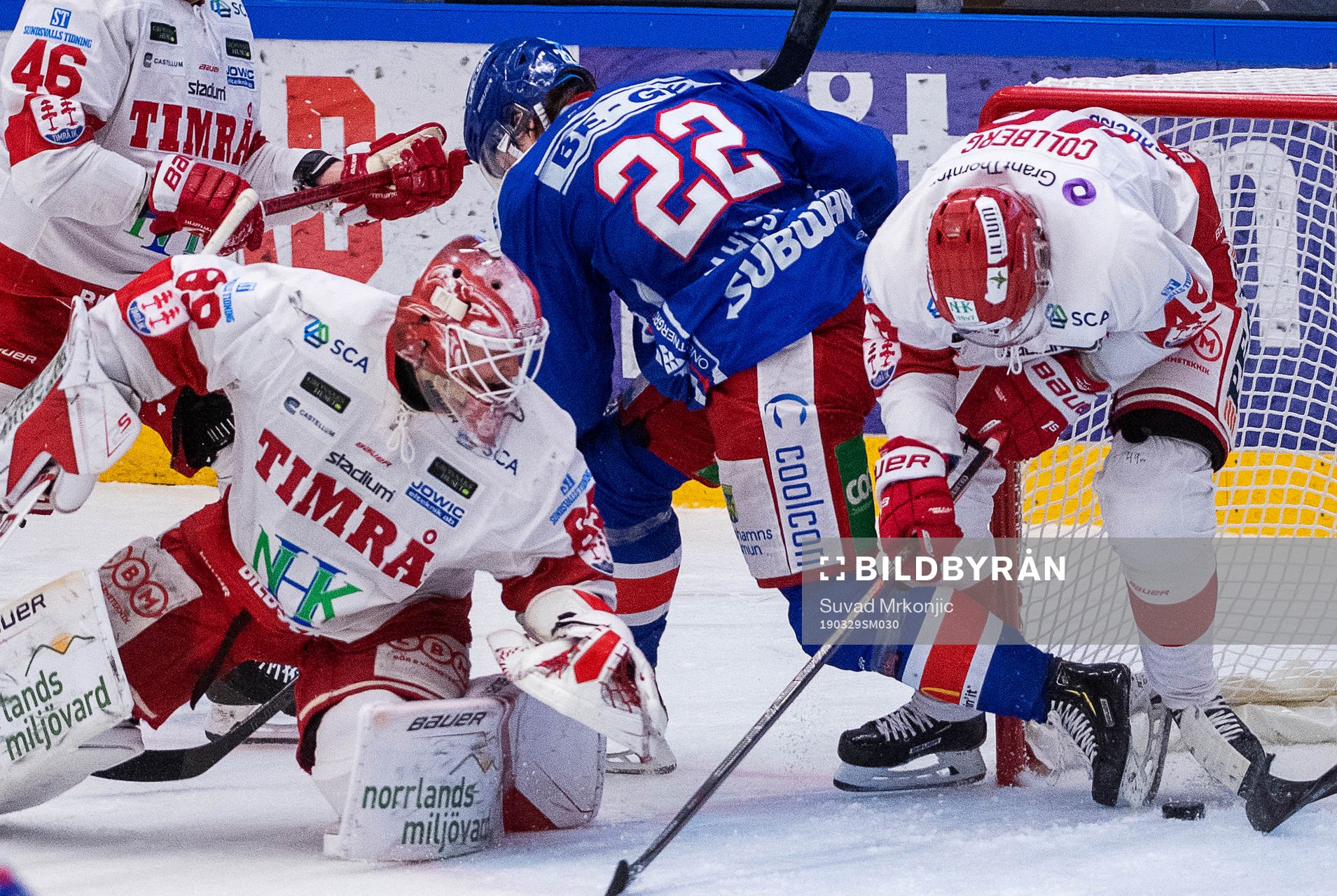 Oskarshamns John Dahlström och Timrås målvakt Niklas
