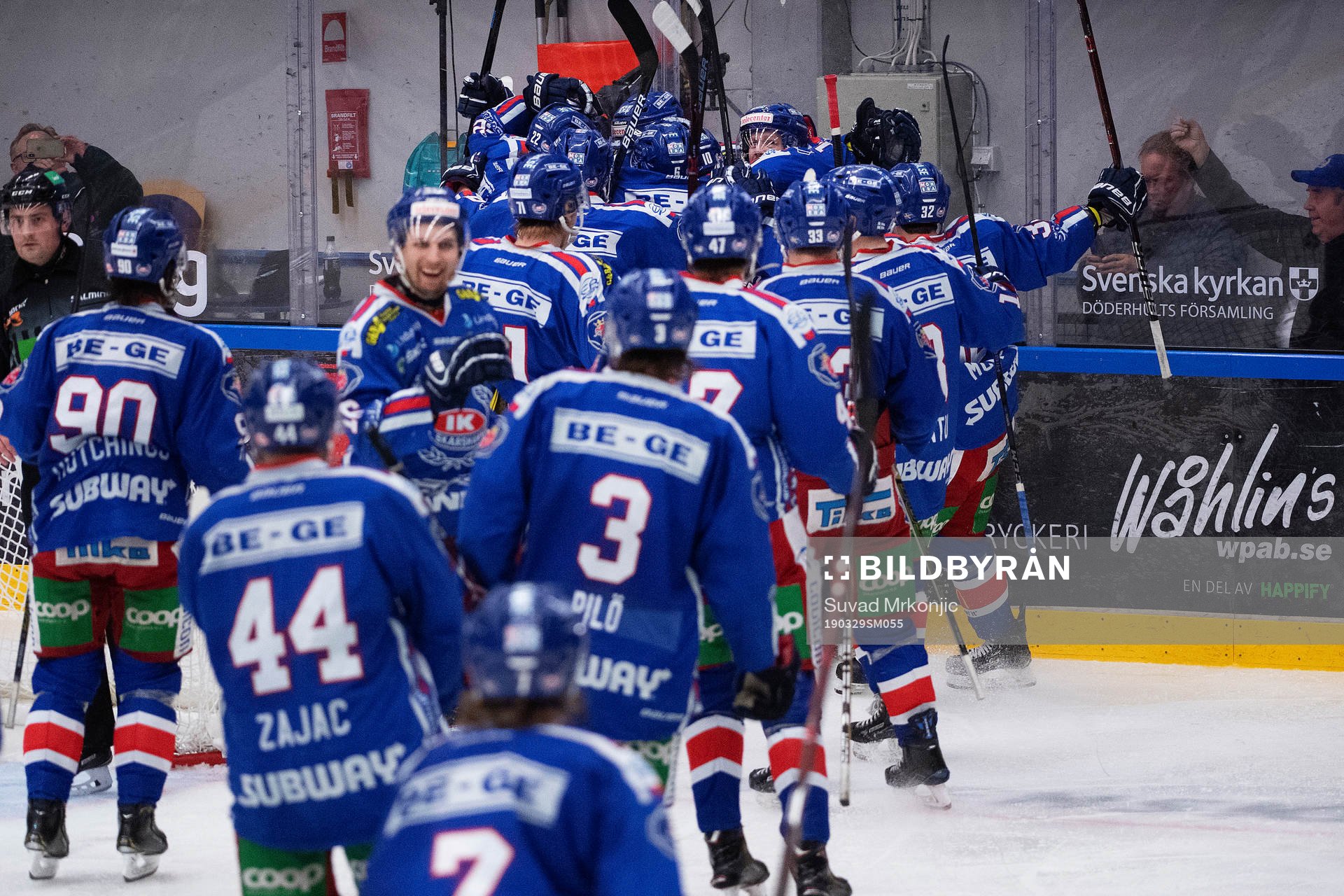 Oskarshamns spelare jublar med Jonas Engström