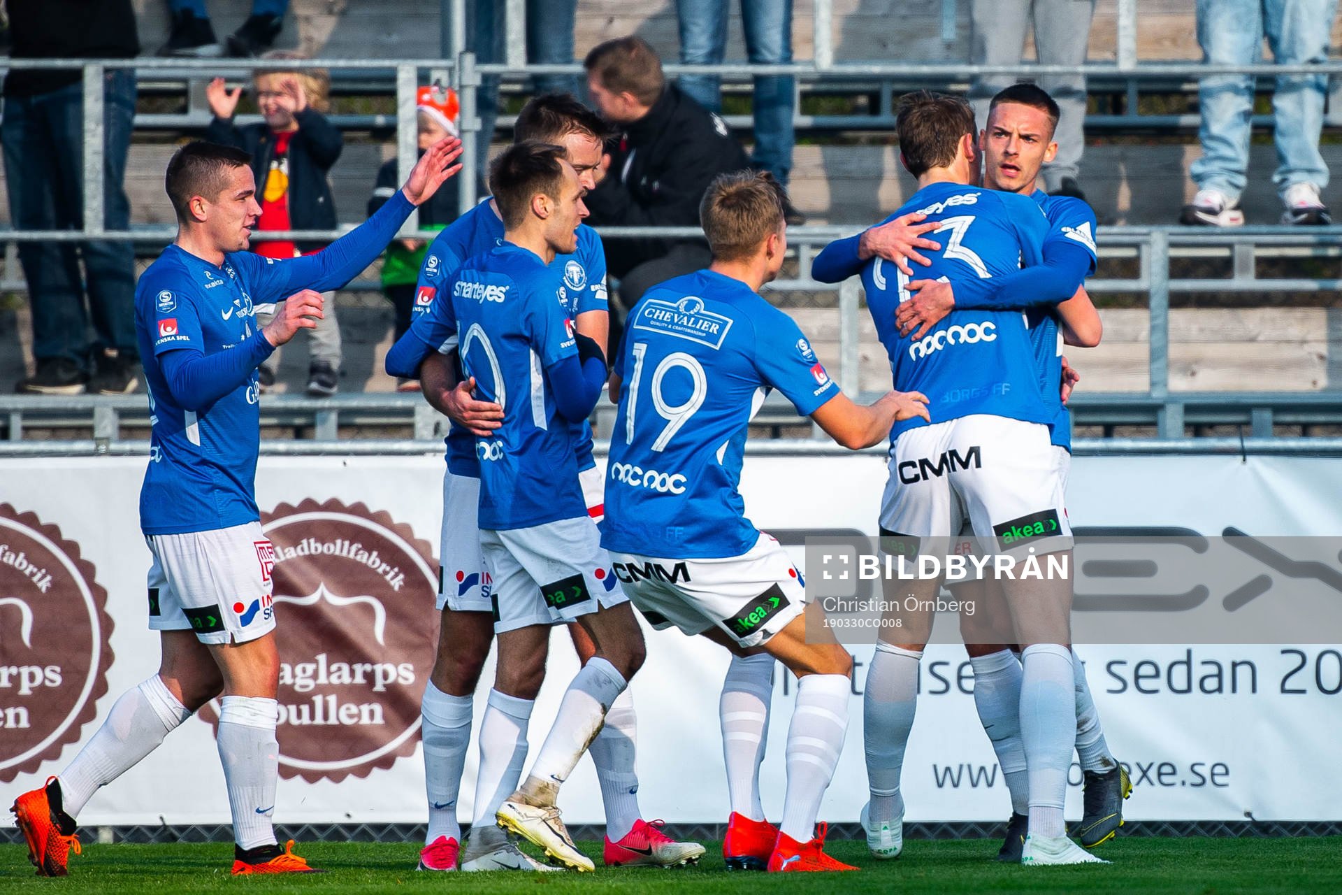 Trelleborgs Felix Hörberg jublar med lagkamrater efter 1-1 under fotbollsmatchen i Superettan mellan Trelleborg och Gais den 30 mars 2019 i Trelleborg.