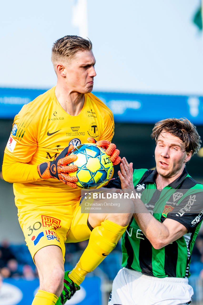 Trelleborgs målvakt Philip Mårtensson mot GAIS August