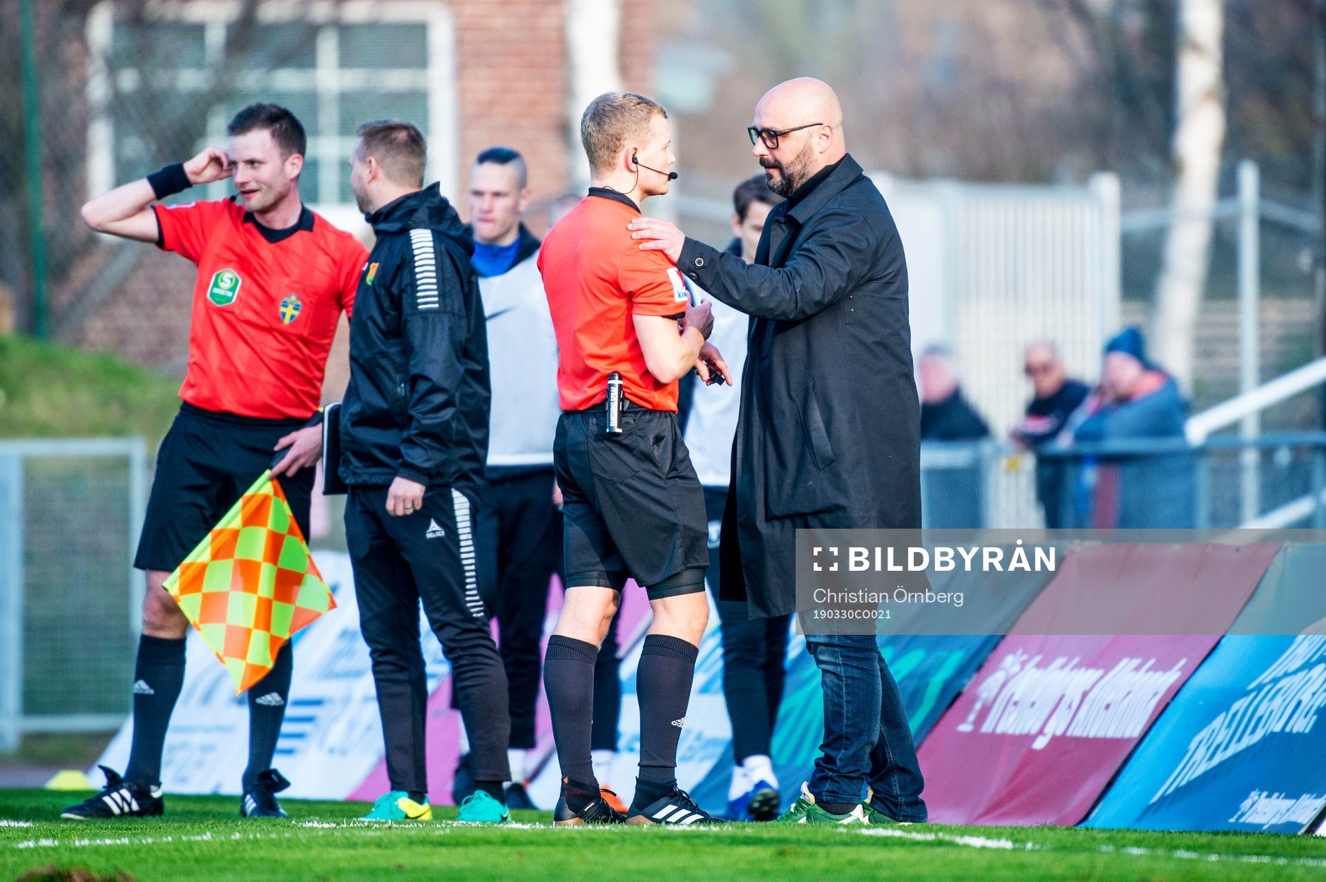 Domaren Fredrik Klitte och GAIS tränare Bosko Orovic under fotbollsmatchen i Superettan mellan Trelleborg och Gais den 30 mars 2019 i Trelleborg.