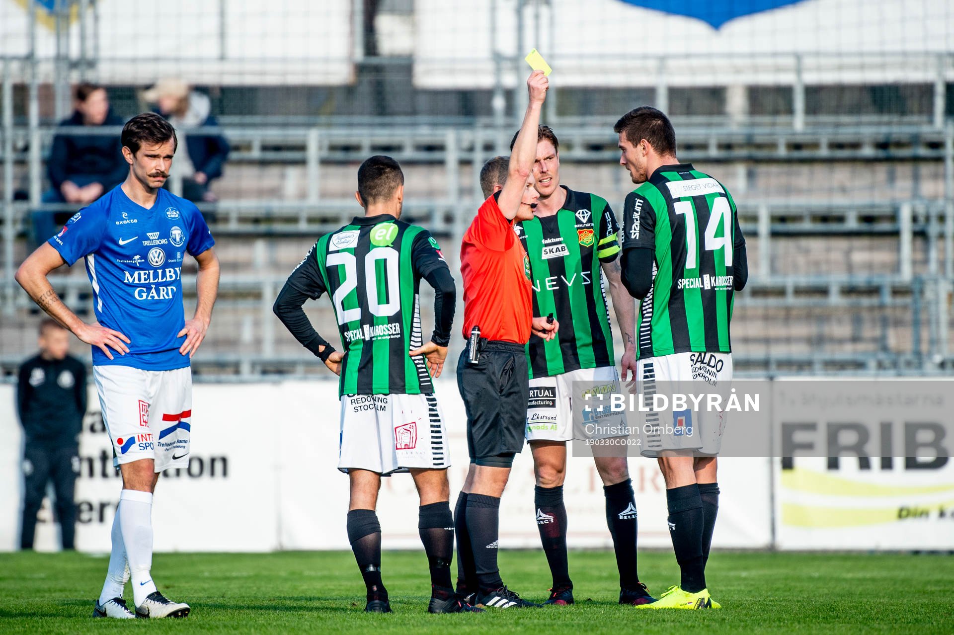 Domaren Fredrik Klitte ger GAIS Nikola Asceric gult kort under fotbollsmatchen i Superettan mellan Trelleborg och Gais den 30 mars 2019 i Trelleborg.