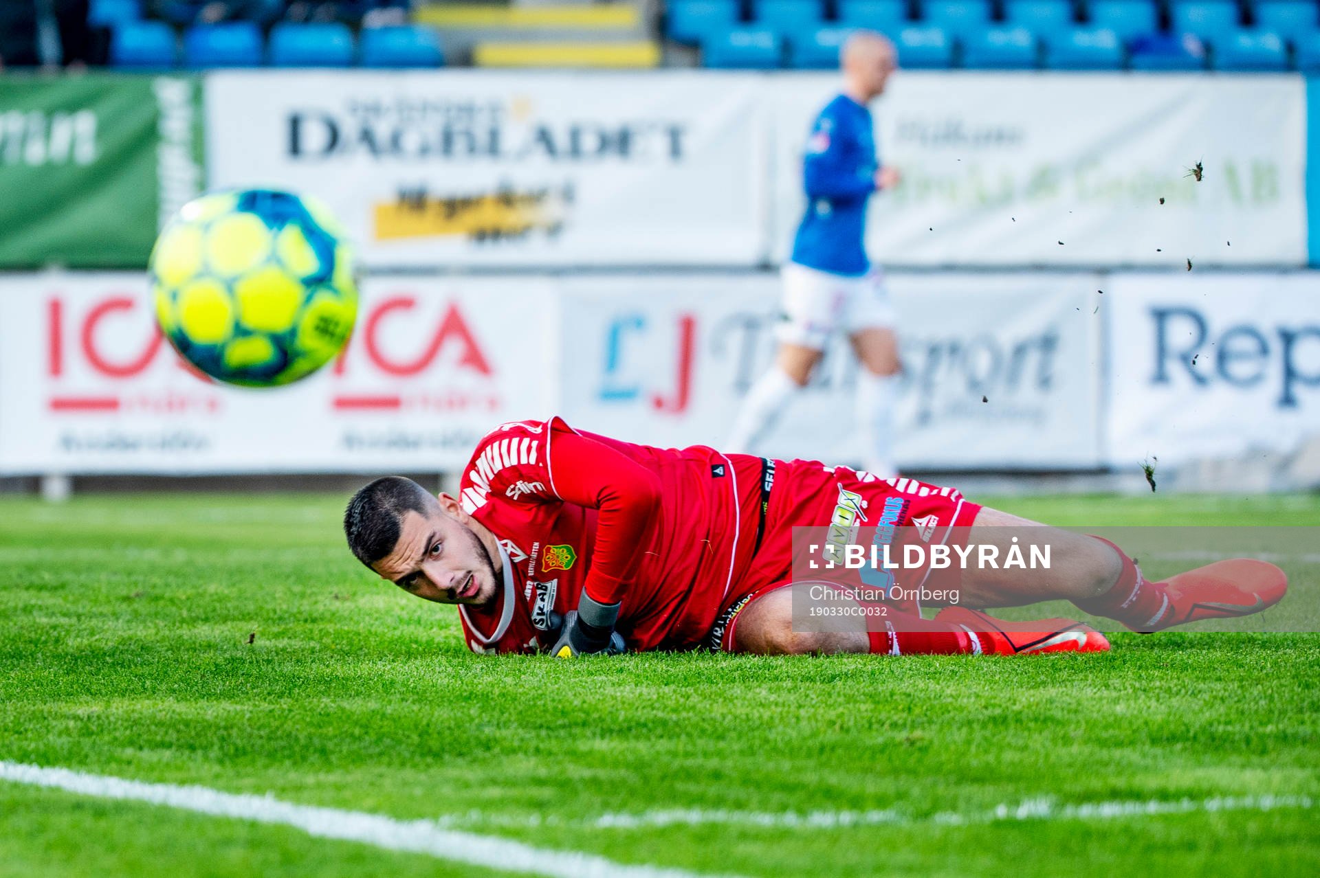 GAIS målvakt Marko Johansson gör en jätteräddning