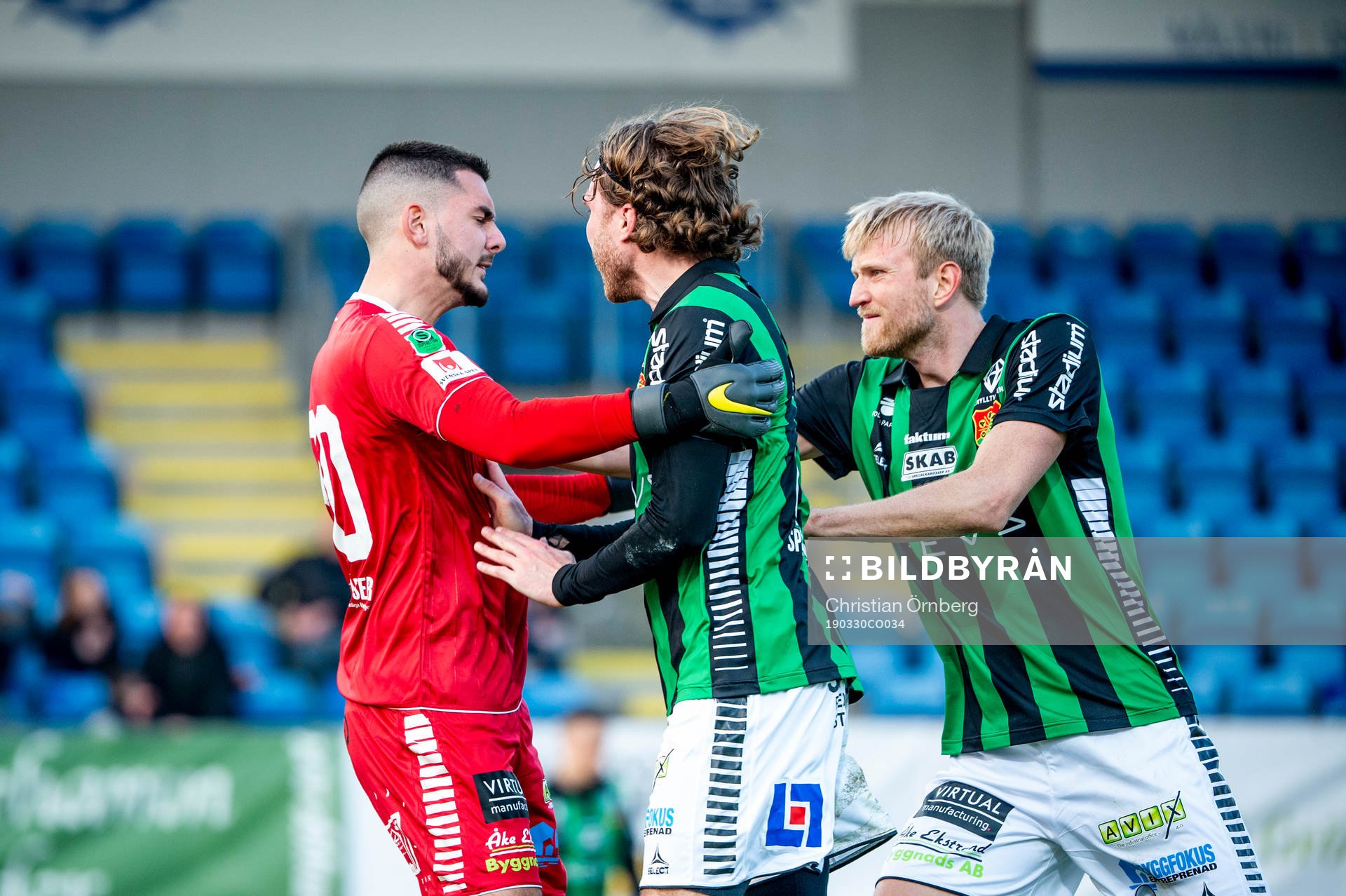 GAIS målvakt Marko Johansson jublar med lagkamraterna efter en räddning under fotbollsmatchen i Superettan mellan Trelleborg och Gais den 30 mars 2019 i Trelleborg.