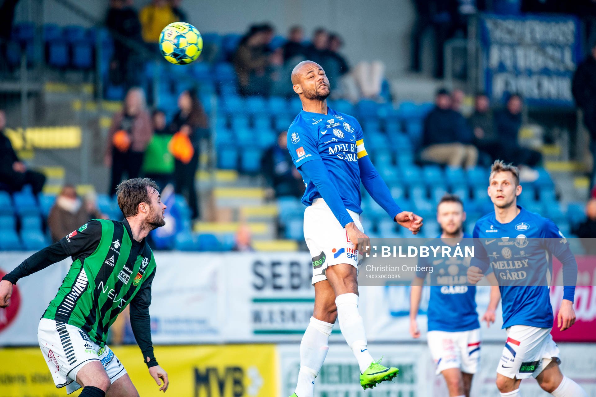 Trelleborgs Salif Camara Jönsson nickar bollen