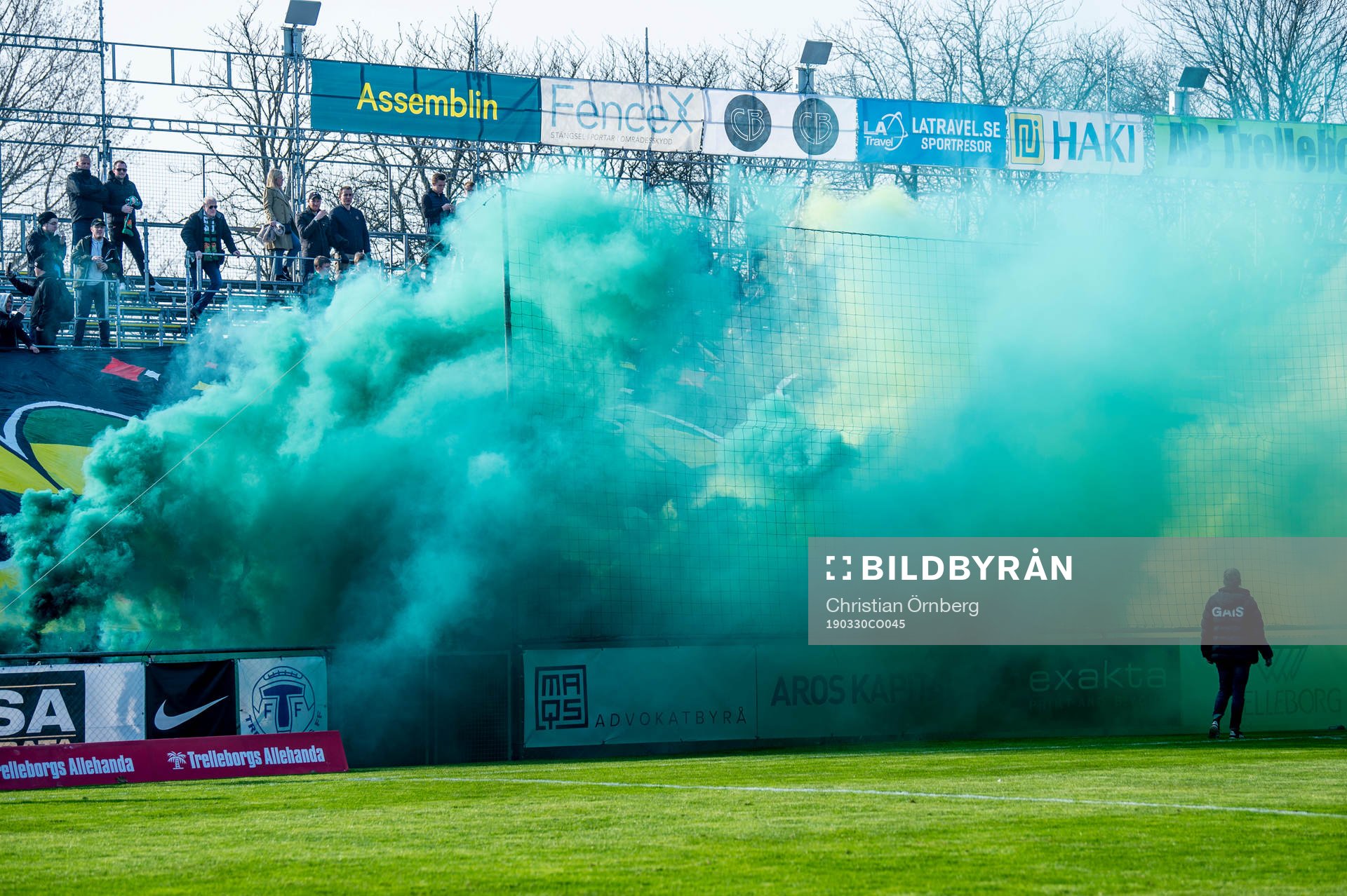 GAIS supportrar tänder bengaler innan fotbollsmatchen i