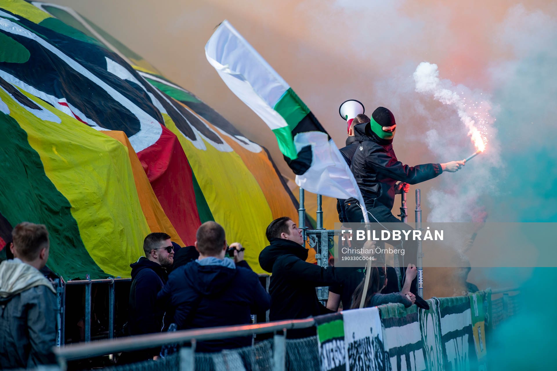 GAIS supportrar tänder bengaler innan fotbollsmatchen i