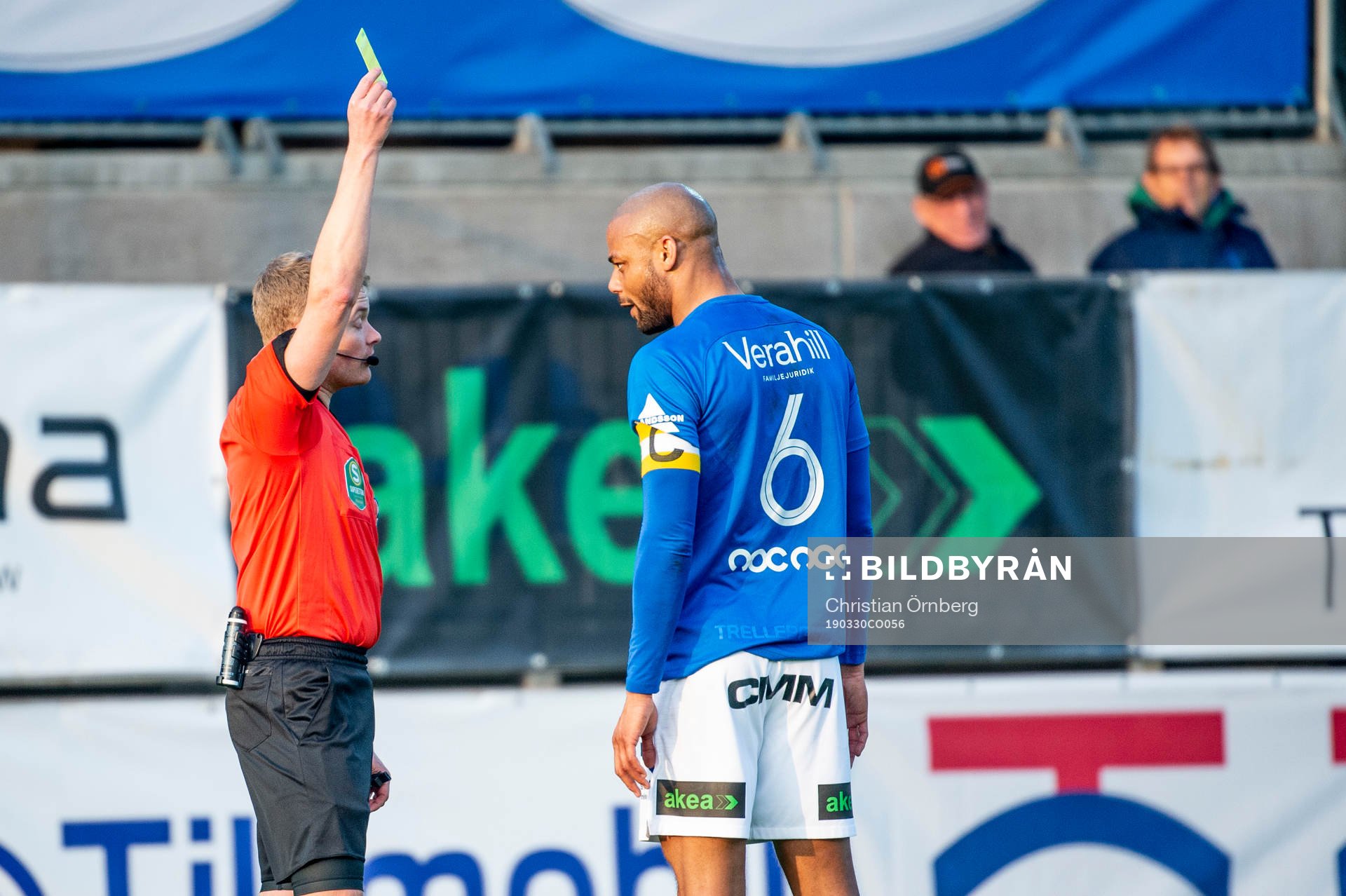 Domaren Fredrik Klitte ger Trelleborgs Salif Camara