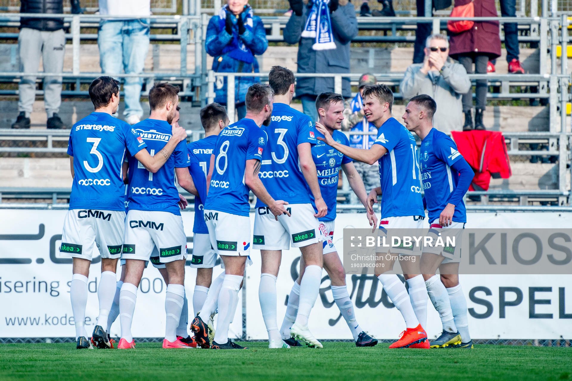 Trelleborgs Felix Hörberg jublar med lagkamraterna efter 2-1 under fotbollsmatchen i Superettan mellan Trelleborg och Gais den 30 mars 2019 i Trelleborg.
