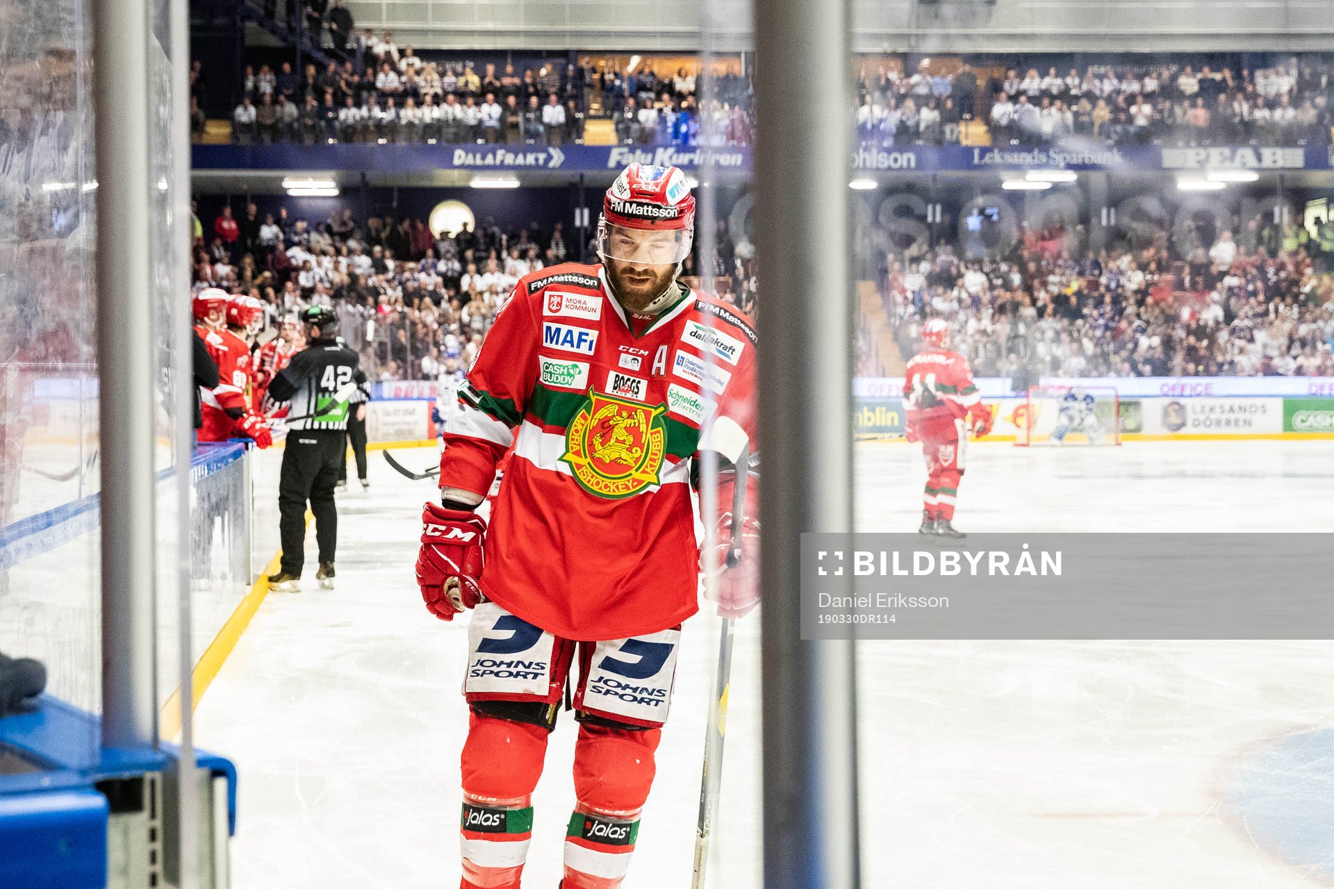 Moras Andrew Rowe av isen