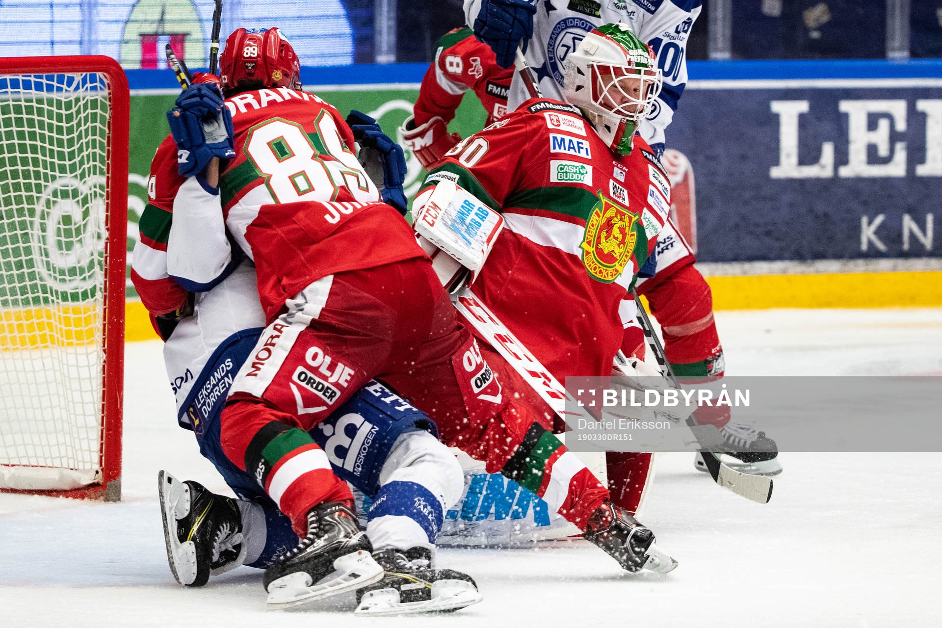 Moras Ryan Johnston tacklar Leksands Jesper Ollas framför