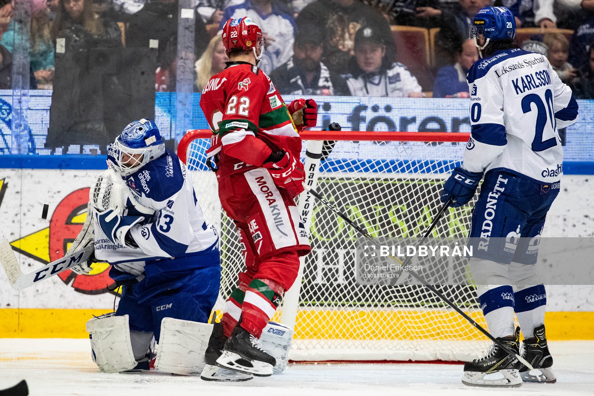 Leksands målvakt Axel Brage och Moras Matt Bailey och