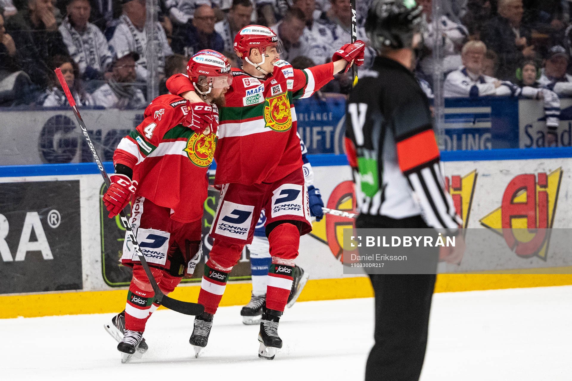 Moras Viktor Amnér jublar