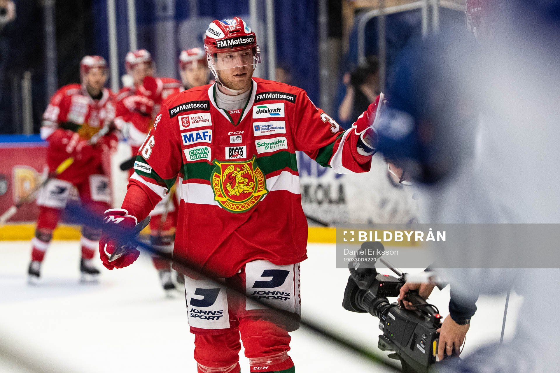 Moras Jonathan Carlsson jublar