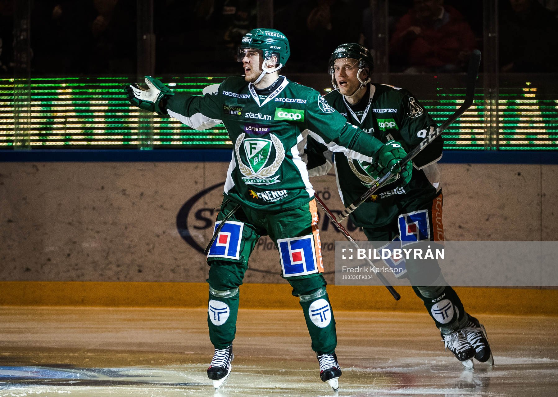 Färjestads Michael Lindqvist jublar med Johan Ryno