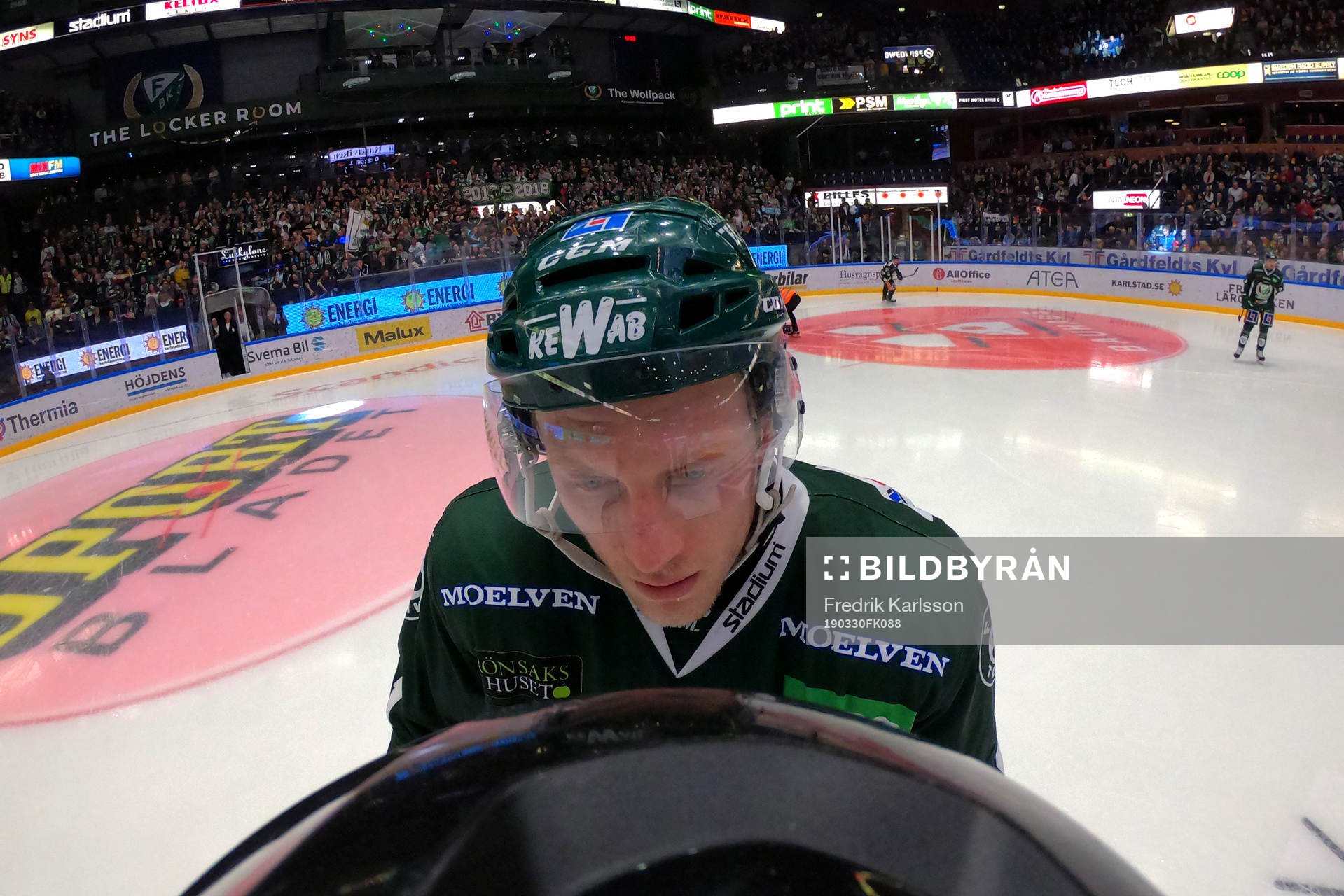 Färjestads Johan Ryno pratar med Linjedomare Andreas