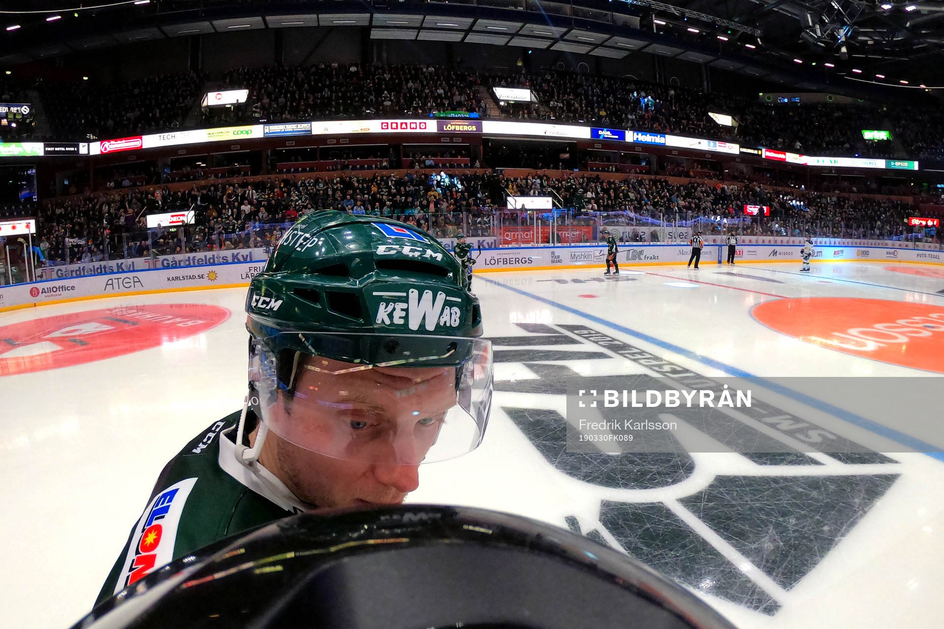 Färjestads Johan Ryno pratar med Linjedomare Andreas
