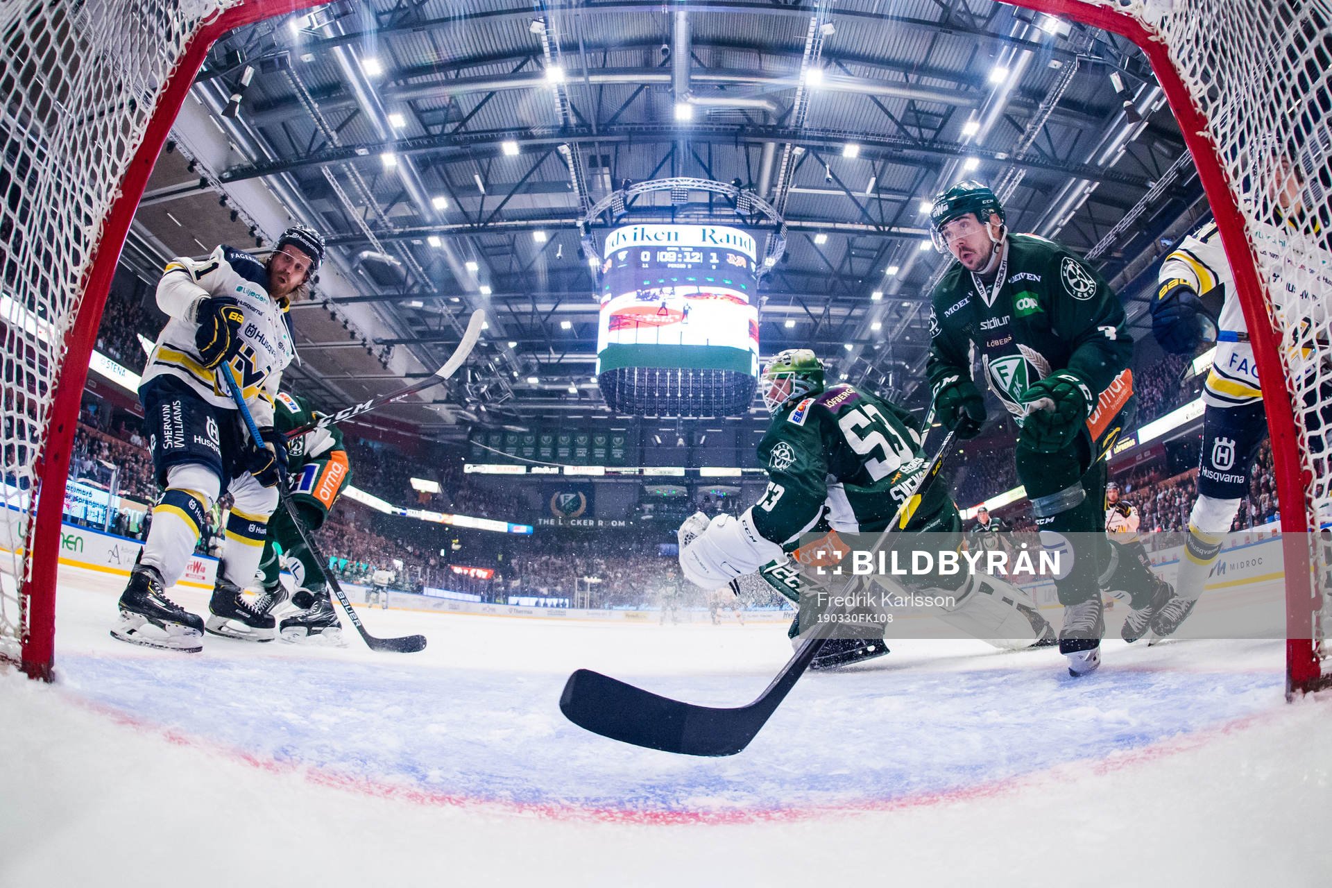 s Mattias Tedenby och Färjestads målvakt Markus Svensson