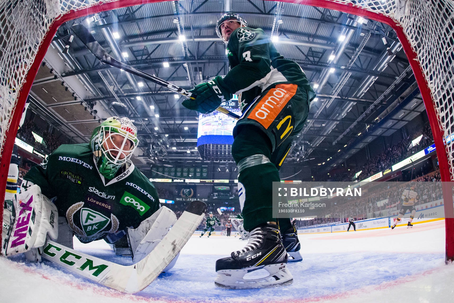 Färjestads målvakt Markus Svensson och Jens Westin