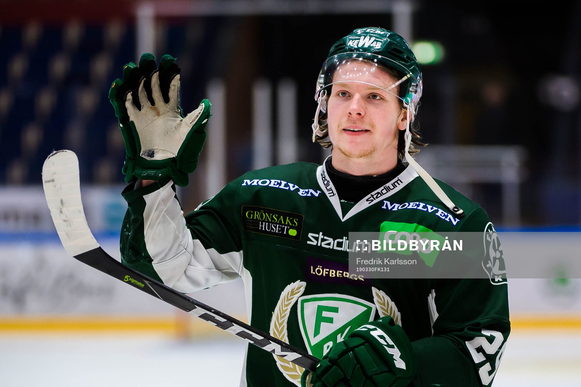 Färjestads Oskar Steen jublar och tackar publiken