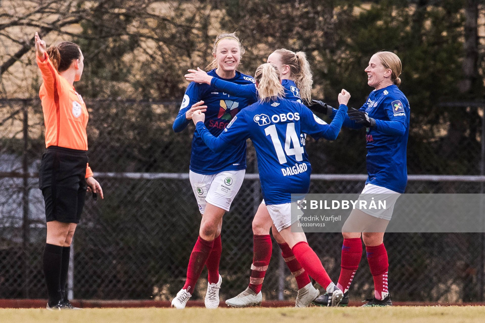 Maruschka Waldus of Vålerenga celebrates with teammates