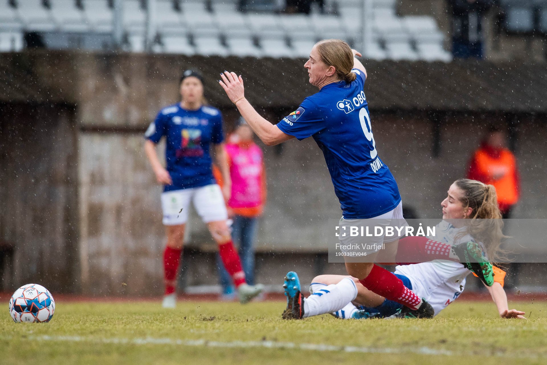 Natasha Khalila Dowie of Vålerenga and Sigrid Heien Hansen