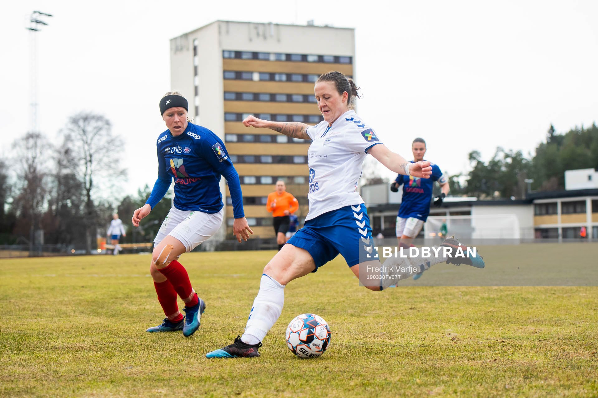 Ingrid Katrine Søndenå of Vålerenga and Isabell Herlovsen of Kolbotn during the Toppserien match between Kolbotn and Vålerenga on March 30, 2019 in Oslo.