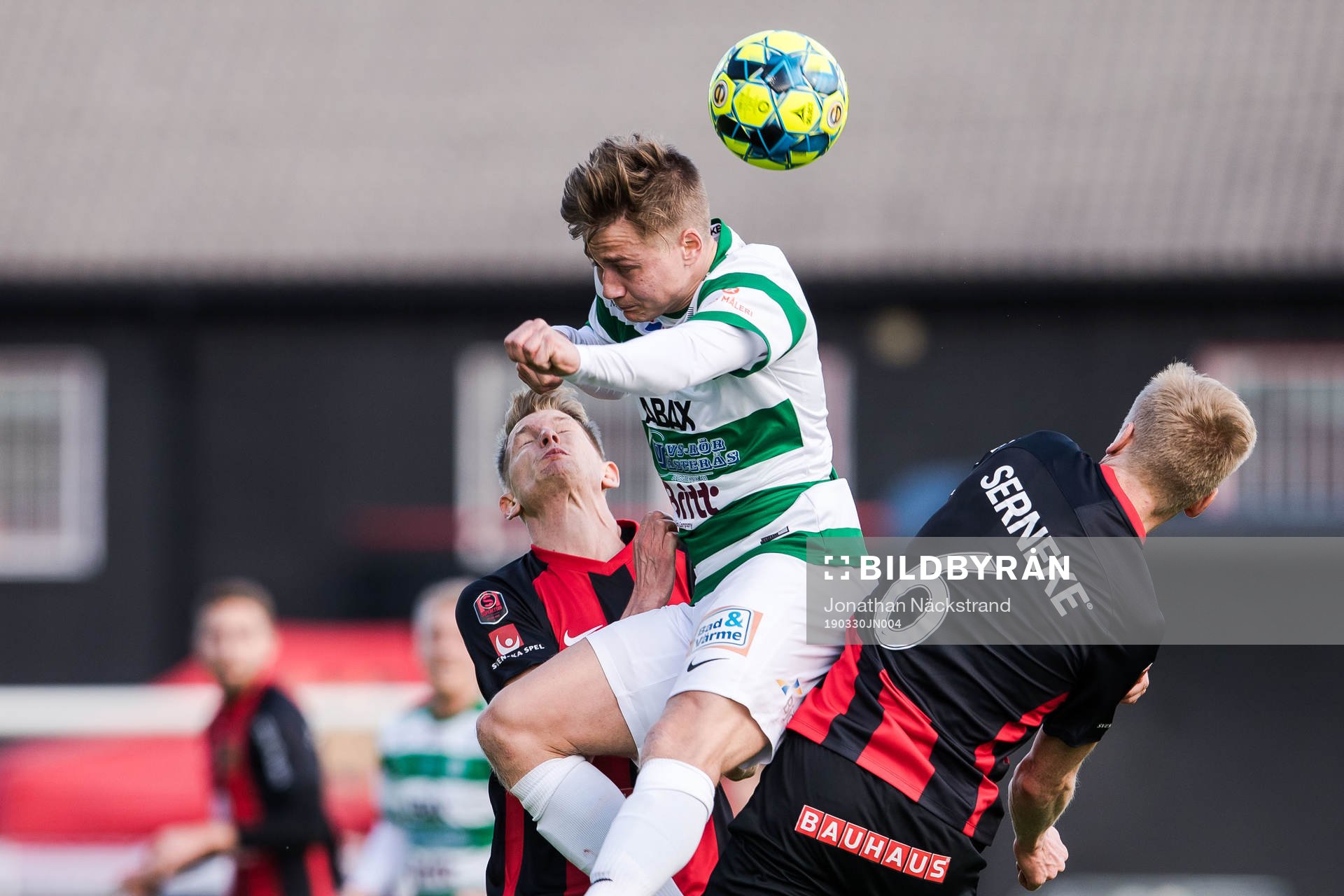 Västerås Dennis Persson i nickduell med Brommapojkarnas