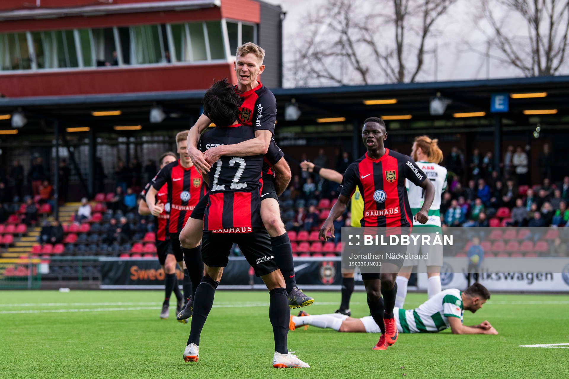 Brommapojkarnas Fritof Björkén jublar