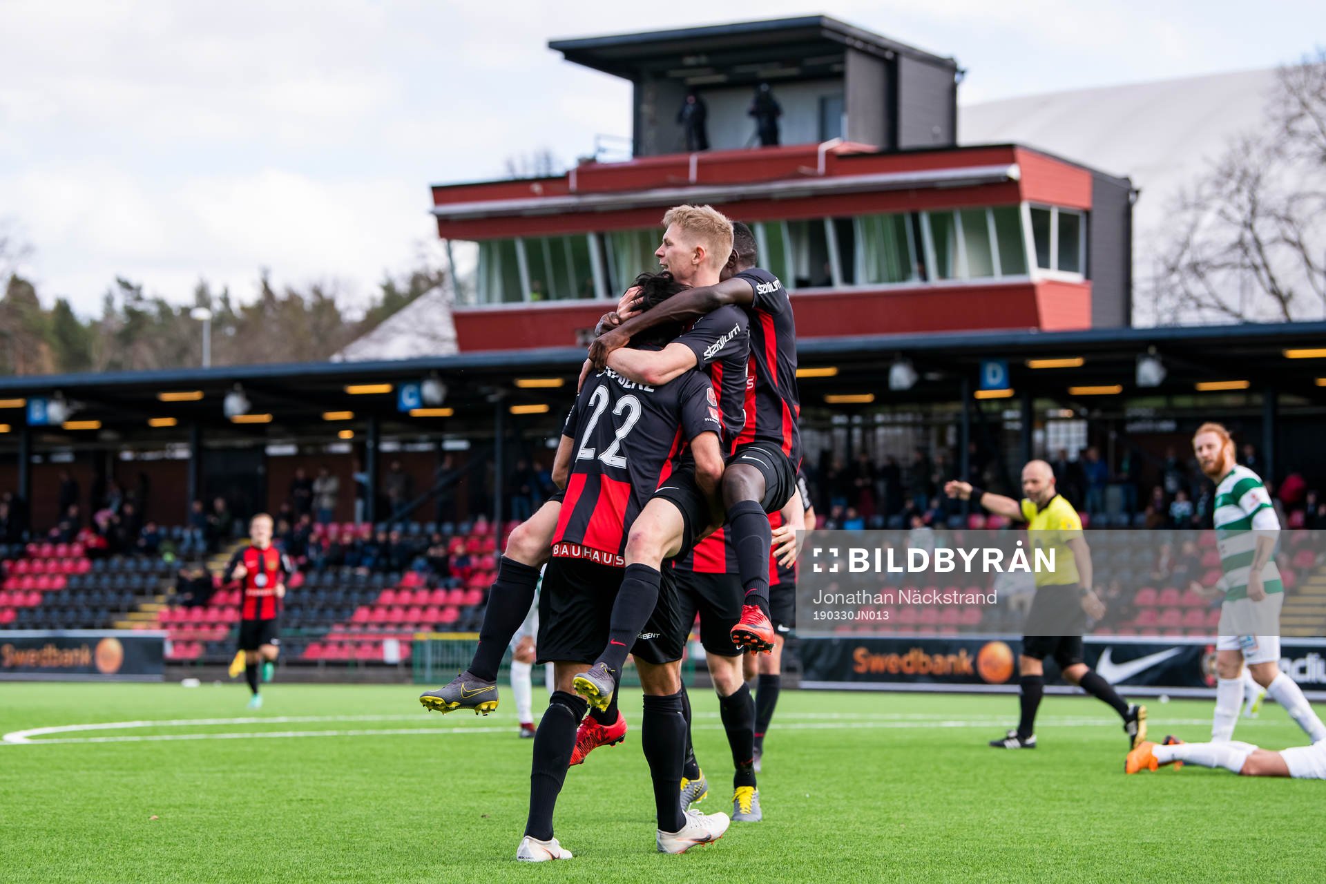 Brommapojkarnas Fritof Björkén jublar efter 1-1-målet under fotbollsmatchen i Superettan mellan Brommapojkarna och Västerås den 30 mars 2019 i Stockholm.