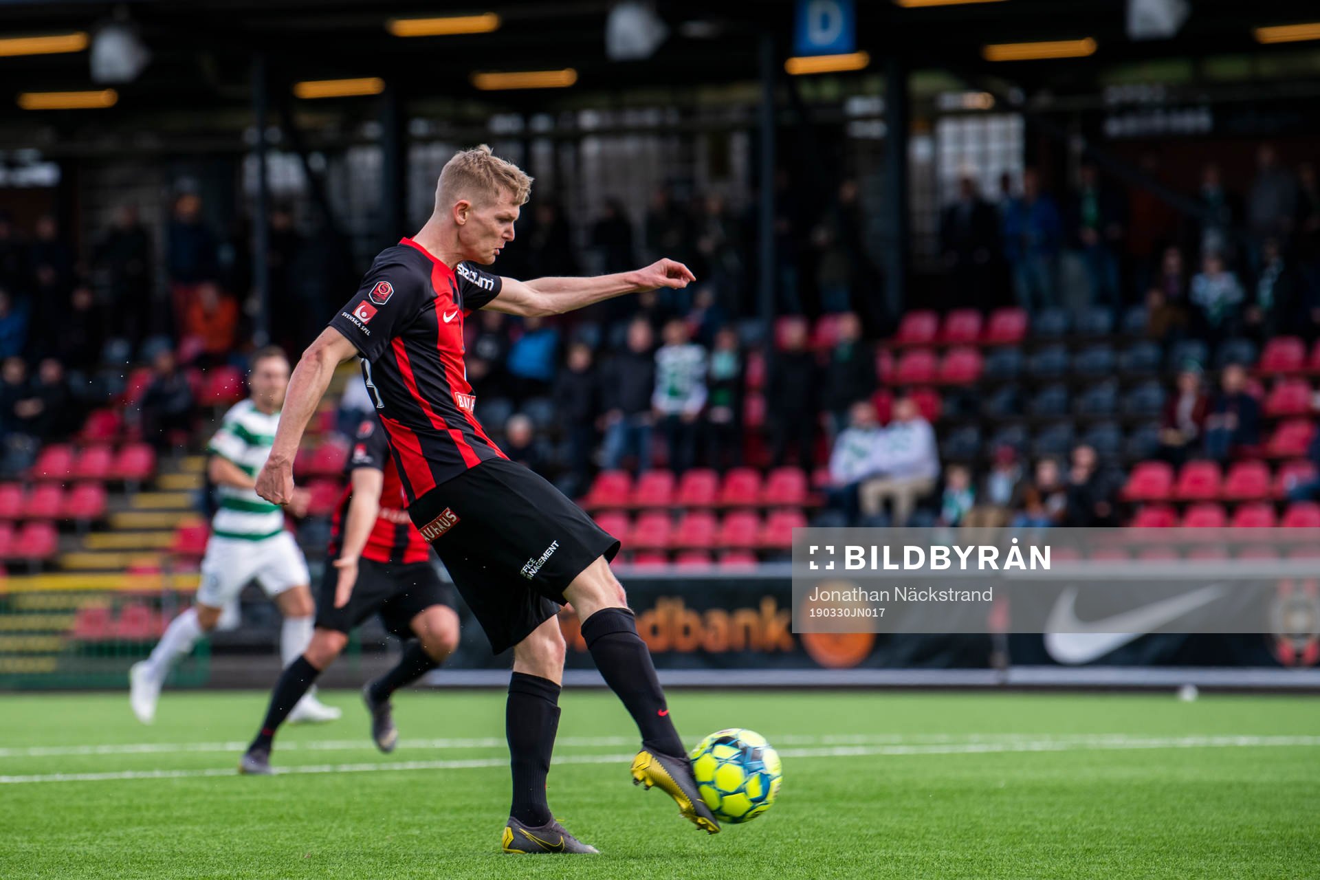 Brommapojkarnas Fritof Björkén gör 1-1-målet