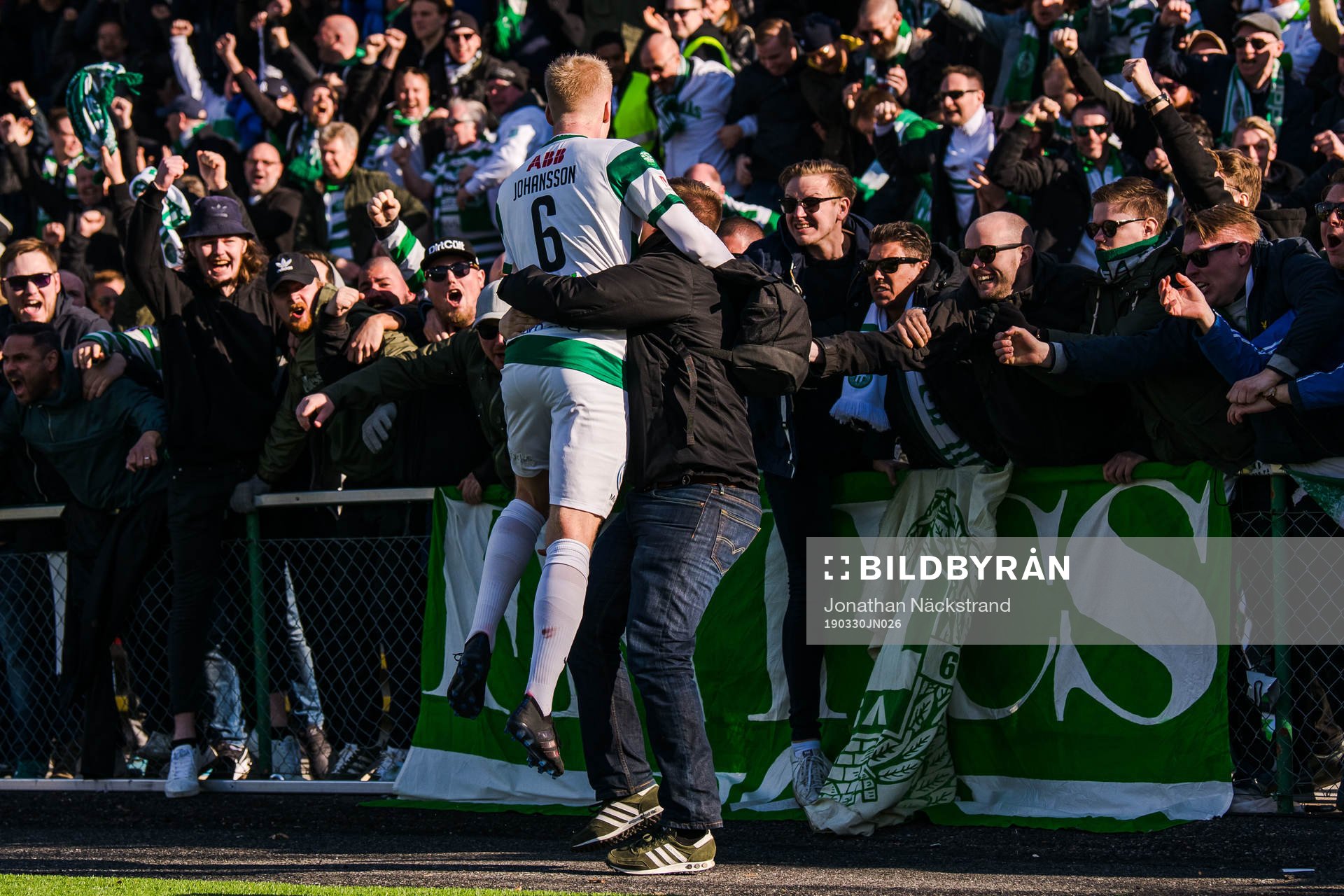 Västerås Simon Johansson jublar med supportrar