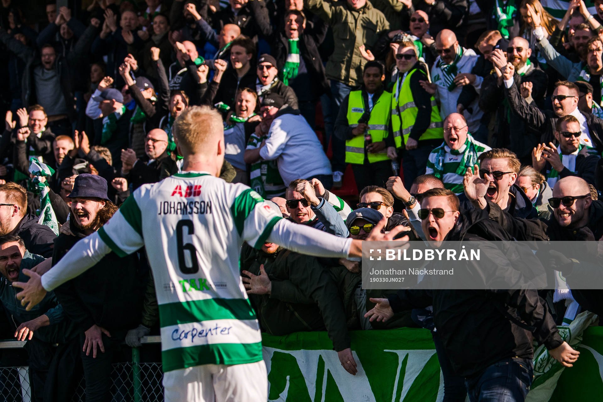 Västerås Simon Johansson jublar med supportrar