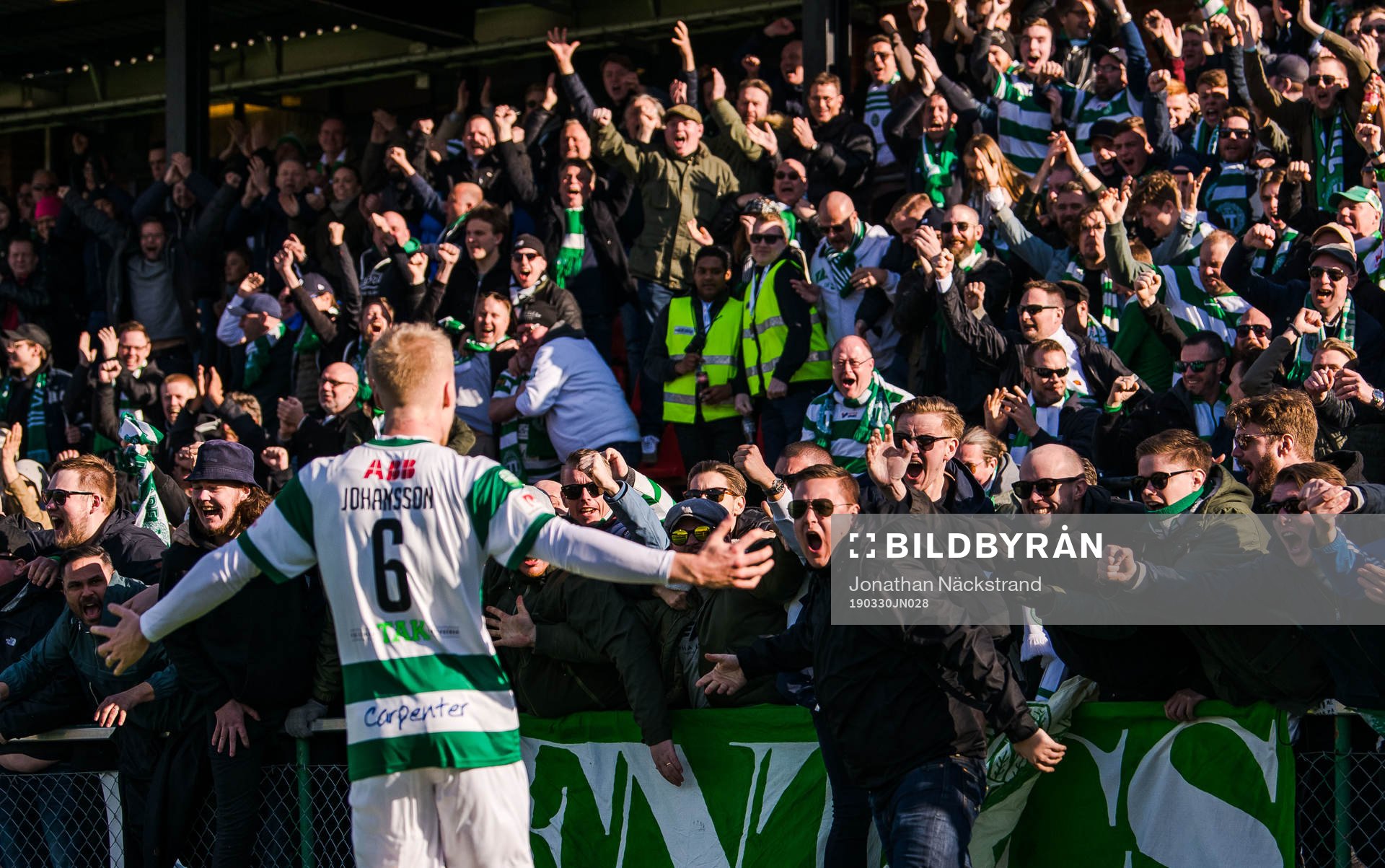 Västerås Simon Johansson jublar med supportrar