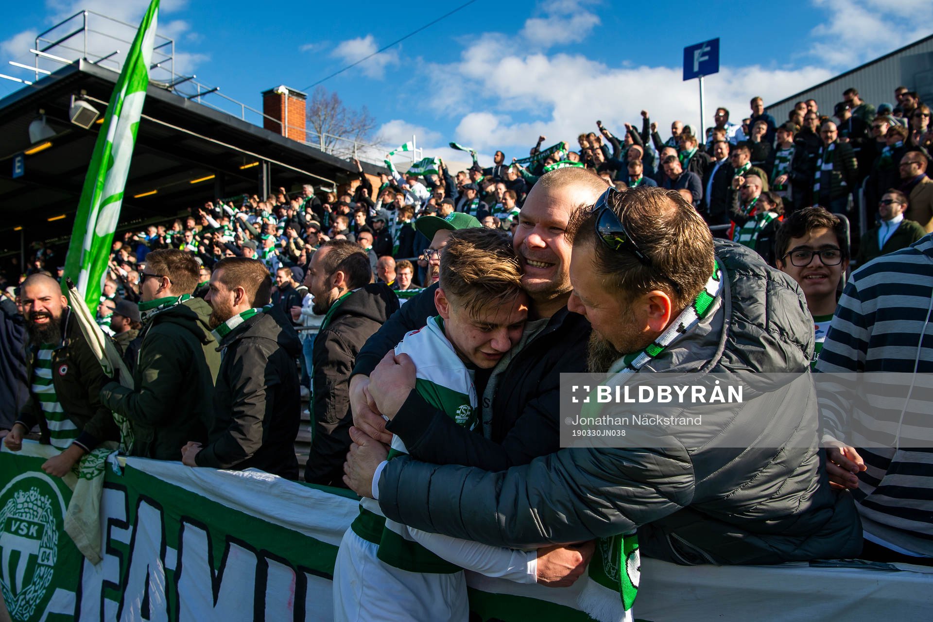 Västerås Dennis Persson jublar med supportrar