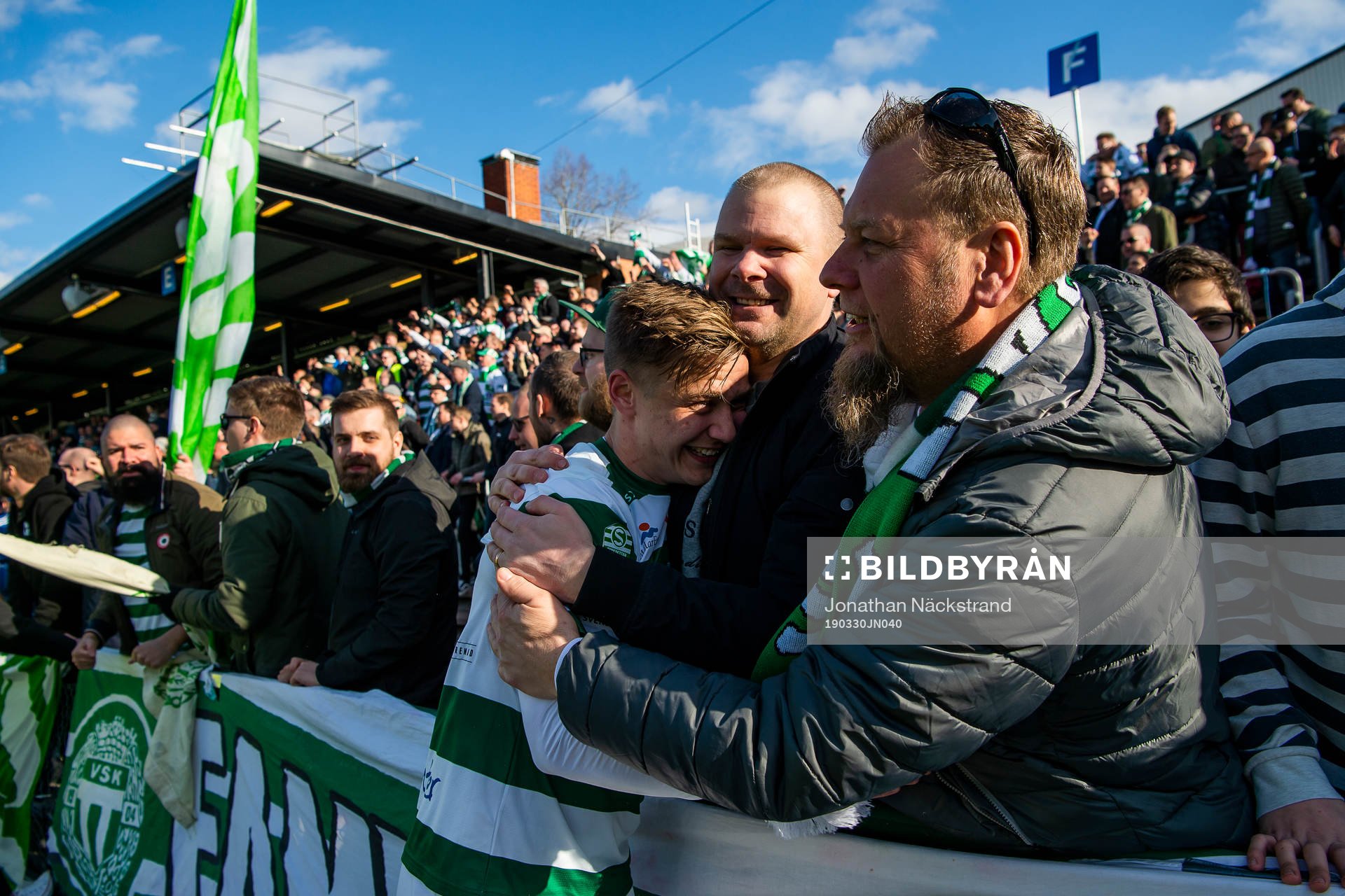 Västerås Dennis Persson jublar med supportrar