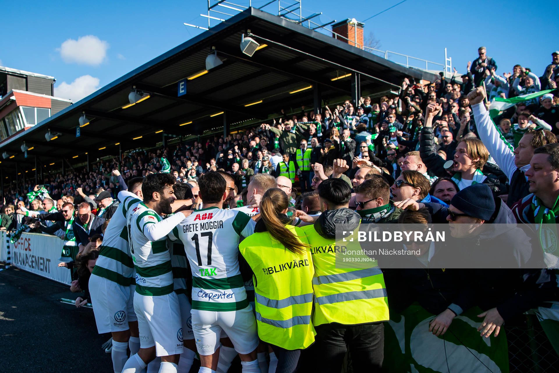 Västerås Simon Johansson jublar med supportrar