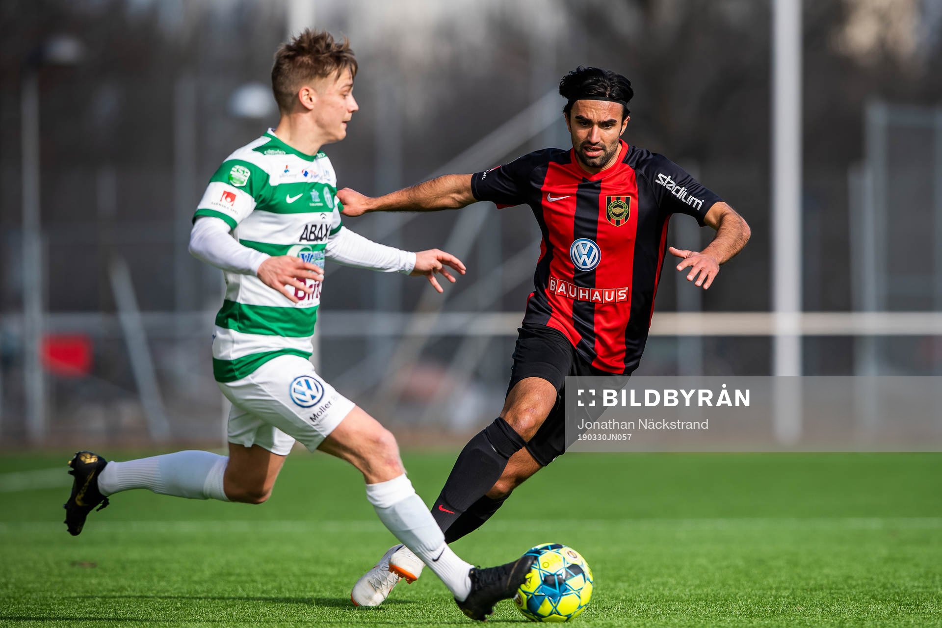 Västerås Dennis Persson i en duell med Brommapojkarnas