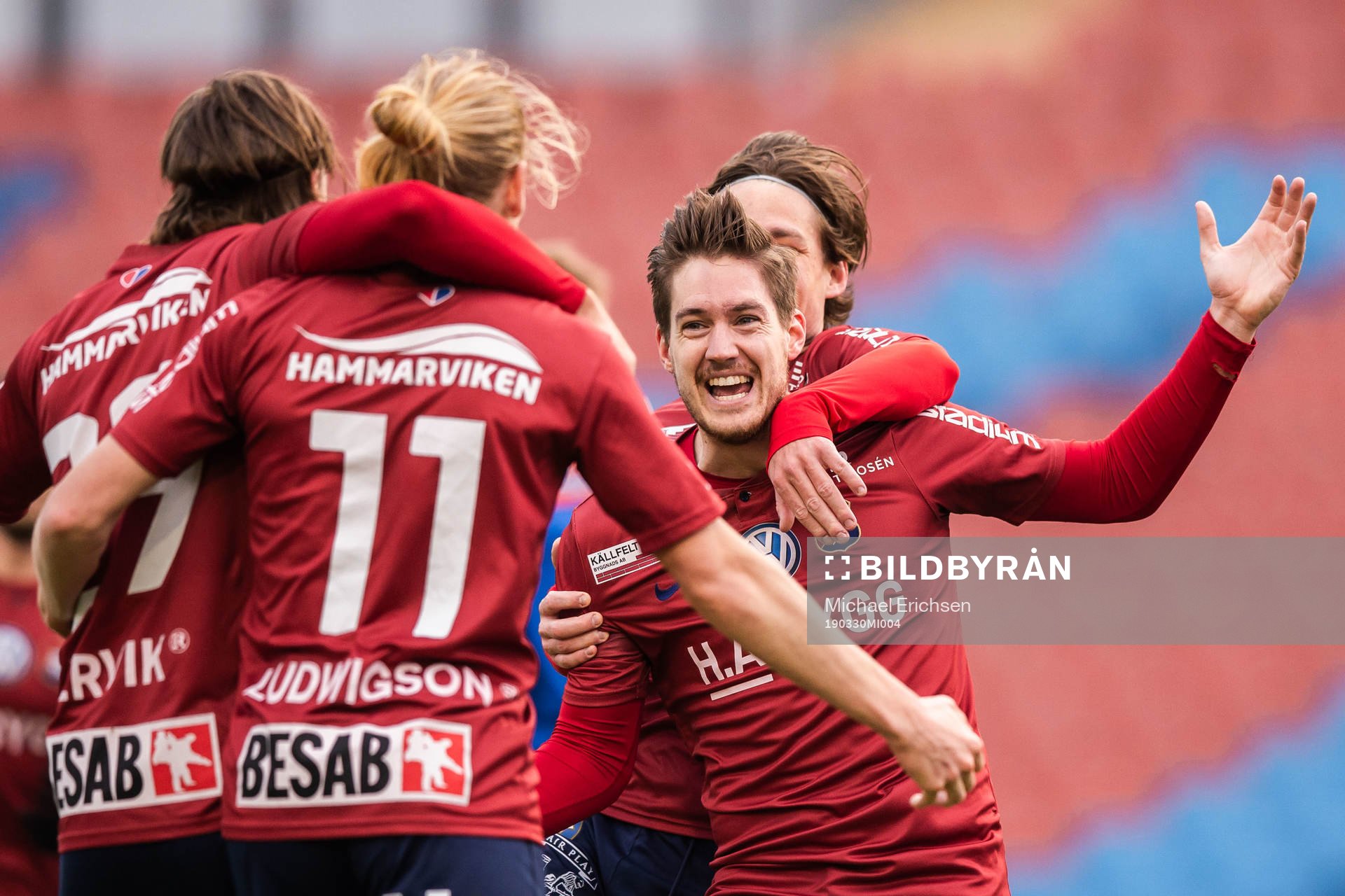 Örgrytes Victor Sköld jublar med lagkamrater