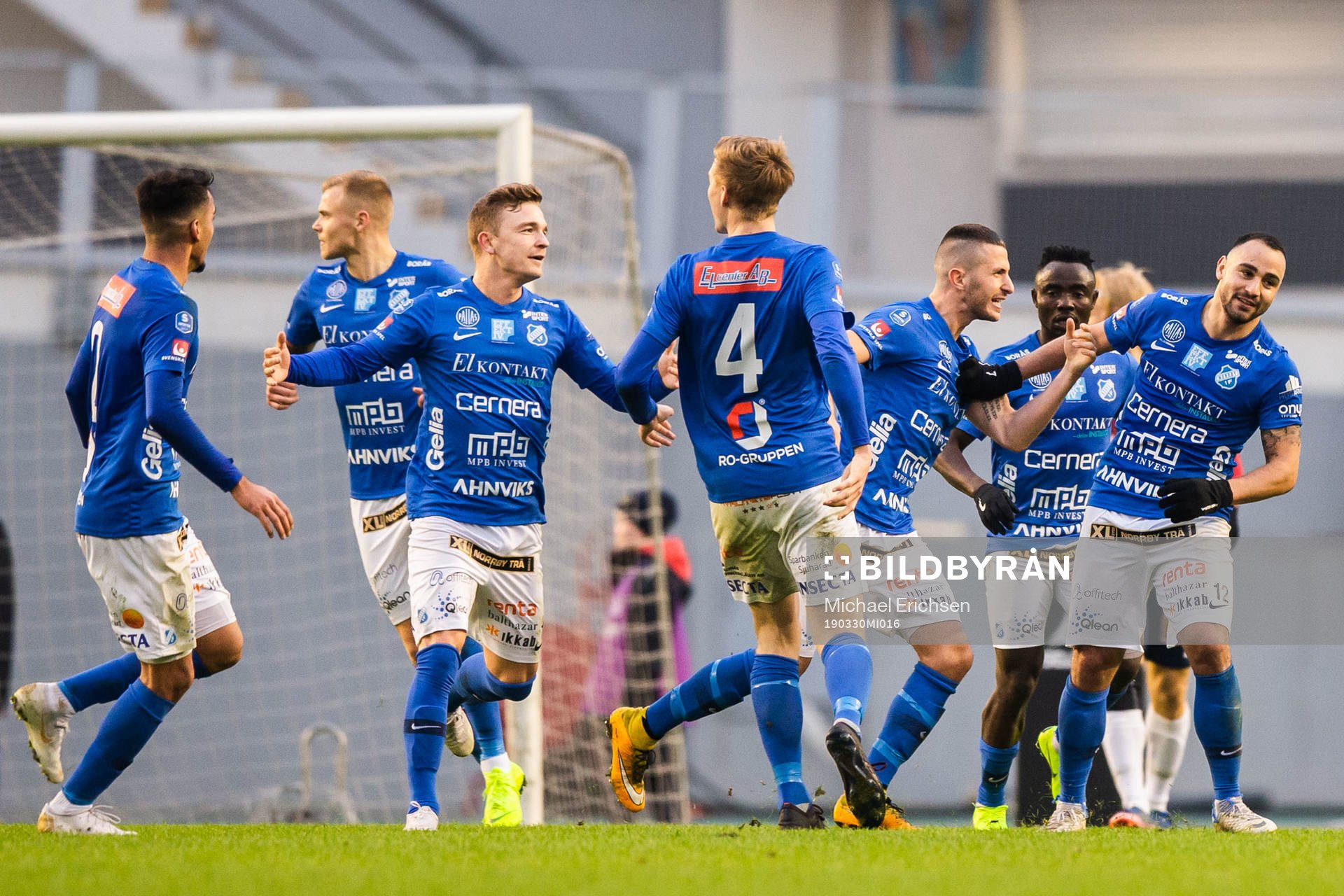 Norrbys Malcolm Isaiah Shaw  jublar med lagkamrater