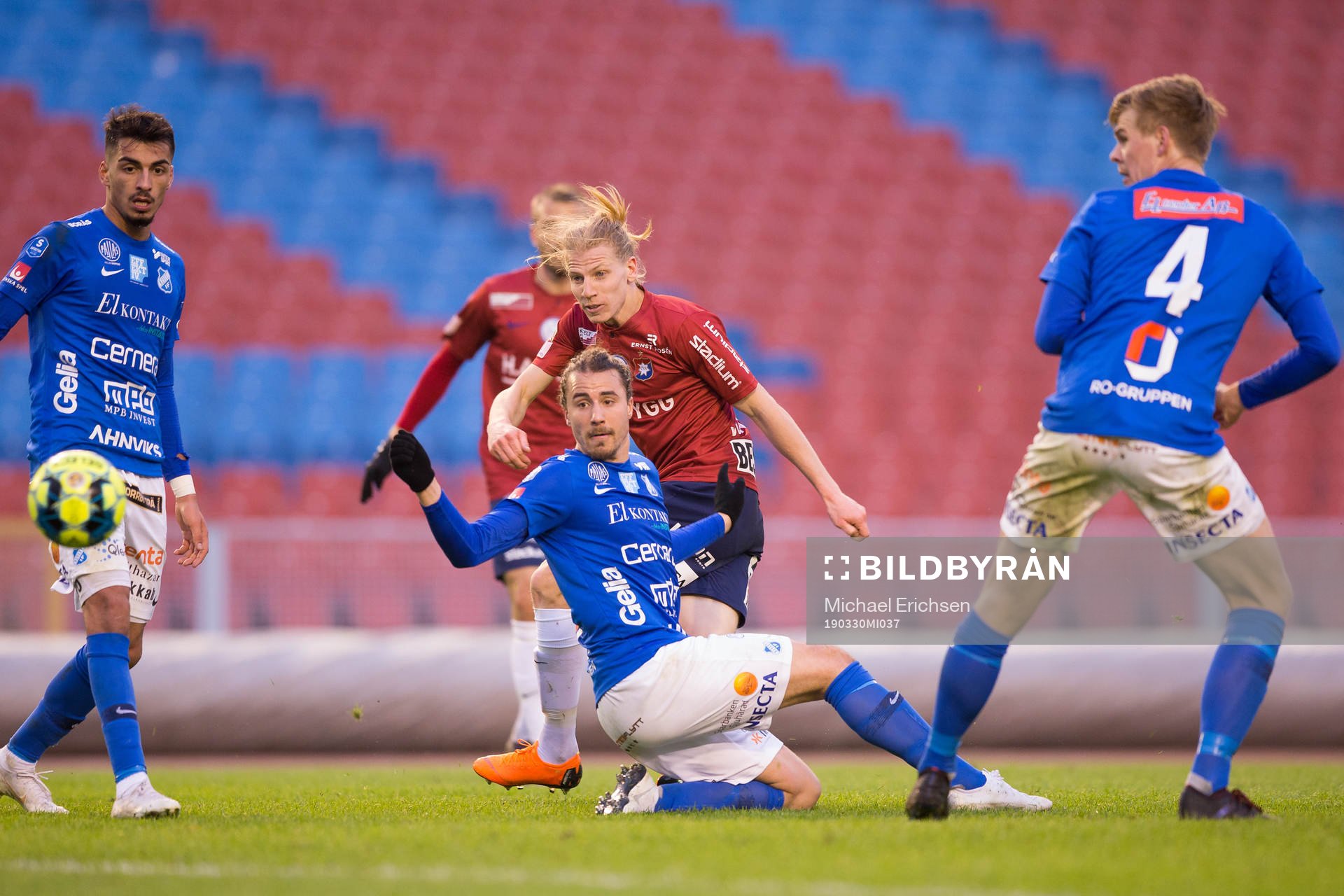 Örgrytes Gustav Ludwigson skjuter ett skott förbi Norrbys